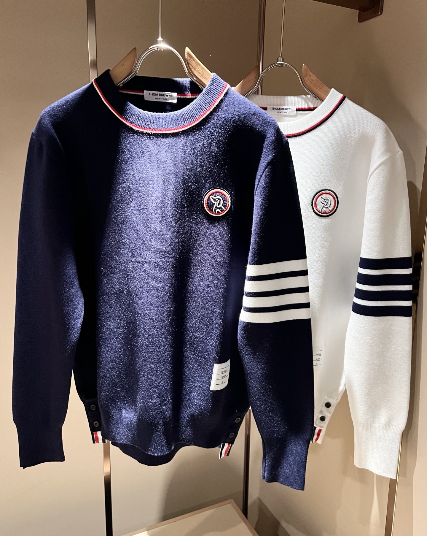 NO:599409,ThomBrow*e's 2025 autumn and winter new knitted wool sweater for men and women, this year's new counter product, super soft wool fabric for men and women!  A fashionable and versatile model for the city, it is sure to be super popular this year. It is a must-have artifact for autumn and winter. It has a unique texture and a soft and smooth feel. It is not a product that can be compared with ordinary fabrics. Regular knitted wool fabric design, crocheted with classic iconic stripe design!  A rare model that can only be found. Very attractive design, liningless inseam binding technology, and very detailed. It is a model that requires a lot of attention to technology. Details determine the high-end. Minimalist design elements of the season, a must-have item for trendy men, perfect fit, highly recommended!  Size M-3XL,,alexander wang19860909ThomBrow*e汤姆*朗2025秋冬新款男女同款针织羊毛衫,今年的专柜新品,男女同款超软羊毛面料！时尚都市百搭款,今年必定超火爆,秋冬必备神器,质感独特,手感柔嫩顺滑,不是一般面料所能对比的产品.常规的针织羊毛面料设计,钩织搭配经典标识性经典条纹设计！可遇不可求的款 非常极具魅力的设计,无里布内缝包边工艺,细节非常到位,要非常讲究技术的一款,细节决定高端.极简当季的设计元素,潮男必备单品,完美版型,强烈推荐！尺码M-3XL,,alexander wang,Men's clothing