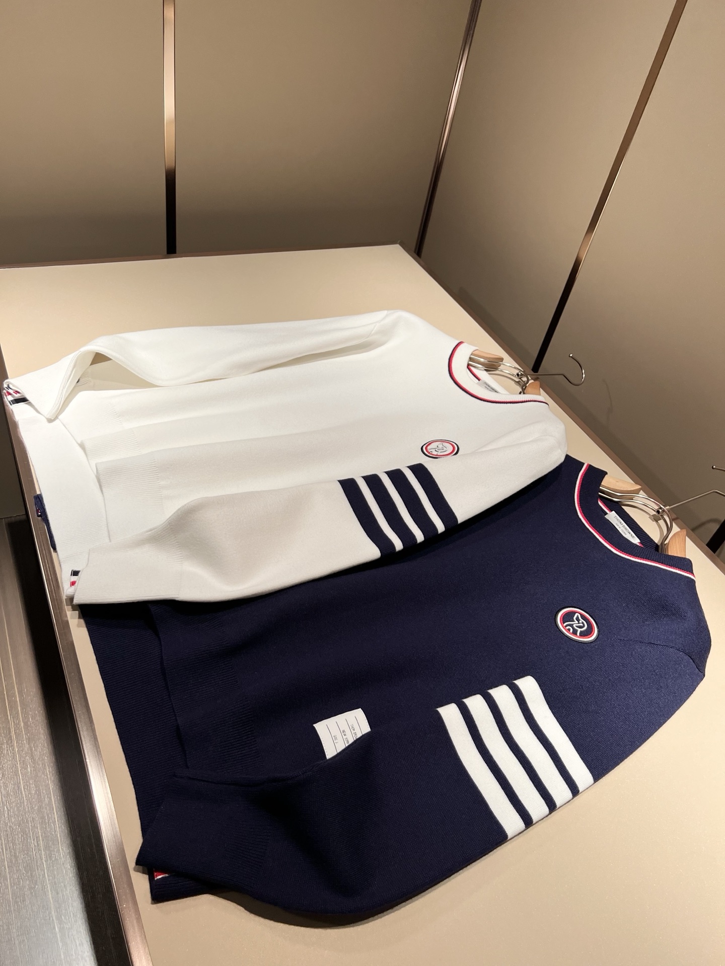 NO:599406,ThomBrow*e's 2025 autumn and winter new knitted wool sweater for men and women, this year's new counter product, super soft wool fabric for men and women!  A fashionable and versatile model for the city, it is sure to be super popular this year. It is a must-have artifact for autumn and winter. It has a unique texture and a soft and smooth feel. It is not a product that can be compared with ordinary fabrics. Regular knitted wool fabric design, crocheted with classic iconic stripe design!  A rare model that can only be found. Very attractive design, liningless inseam binding technology, and very detailed. It is a model that requires a lot of attention to technology. Details determine the high-end. Minimalist design elements of the season, a must-have item for trendy men, perfect fit, highly recommended!  Size M-3XL.,,alexander wang19860909ThomBrow*e汤姆*朗2025秋冬新款男女同款针织羊毛衫,今年的专柜新品,男女同款超软羊毛面料！时尚都市百搭款,今年必定超火爆,秋冬必备神器,质感独特,手感柔嫩顺滑,不是一般面料所能对比的产品.常规的针织羊毛面料设计,钩织搭配经典标识性经典条纹设计！可遇不可求的款 非常极具魅力的设计,无里布内缝包边工艺,细节非常到位,要非常讲究技术的一款,细节决定高端.极简当季的设计元素,潮男必备单品,完美版型,强烈推荐！尺码M-3XL.,,alexander wang,Men's clothing