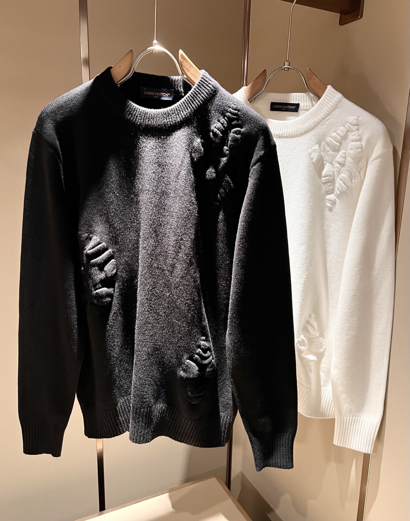 NO:599412,Louis Vuit*on 2025 autumn and winter Louis family light luxury knitted woolen sweater!  Same decoration for men and women!  The new high-end of the Louis family, the details and quality are always so perfect, and the creative designs are endless. You are not a fashionista if you don’t buy a few pieces of Louis this autumn and winter. The logo pattern on the chest is crocheted!  It is something that everyone loves. Made of top-quality wool blend, it is super soft and tough, and has excellent breathability. It comes from world-class trading OEM channels, and the quantity is extremely rare and sold out. It is a presbyopic item that is released every year by 'Donkey Brand'.  The body logo presents an unusual texture, clean and neat. This is the Louis family's unique skill and the latest craftsmanship of this season. The level of detail has reached the top, and the slim and three-dimensional tailoring is a unique design. It is a fusion of luxury and fashion!  Size M-3XL,,louis vuitton,louis vuitton,louis vuitton,alexander wang19860909Louis Vuit*on 2025秋冬路易家族轻奢针织羊毛衫！男女同款装饰！ 路易家族的新高端,细节品质永远的那么完美无瑕,创意设计层出不穷.今年秋冬季节没有入手几件路易你算不上时尚达人.胸前logo图案钩织设计！实属人见人爱的东西.顶级羊毛混纺打造,超级柔软且具有韧性,透气感也是绝佳.来自世界级贸易级别的代工厂渠道,数量极其稀少售完无补.“驴牌”每年都会出的老花单品,立体Logo呈现不一般的质感,干净俐落.这是路易家族的看家绝活也是本季度的最新工艺.细致化程度已经达到顶端了,修身立体剪裁的版型设计堪称一绝.属于奢华与时尚的融合！尺码M-3XL,,louis vuitton,louis vuitton,louis vuitton,alexander wang,Men's clothing