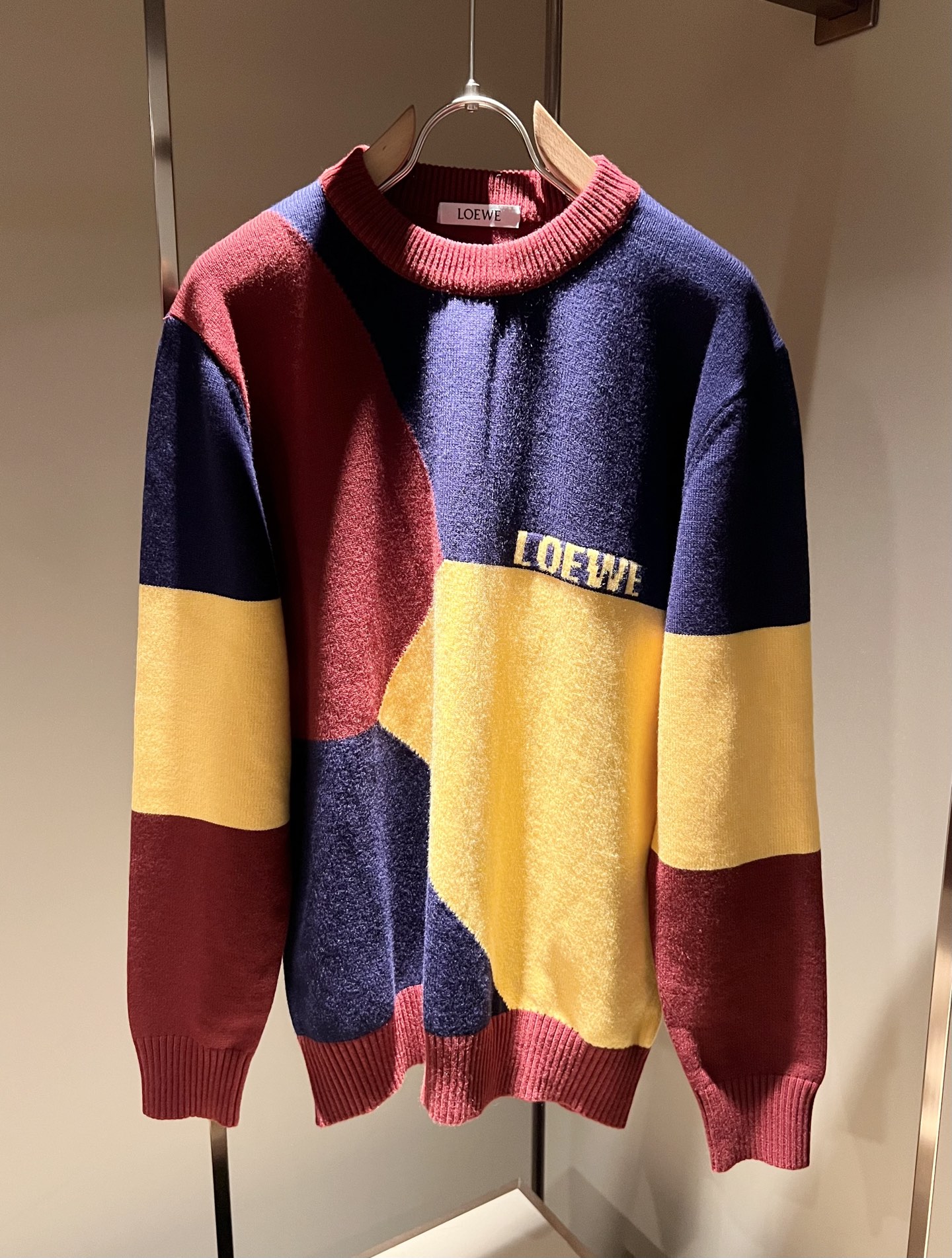 NO:599418,LO*WE/Luo*Wei 2025 new autumn and winter knitted sweaters for men and women, sold through trading company channels, the latest products in 2025, sold simultaneously in official counters, classic star-level items!  LO*WE's leather goods have the highest say in the entire fashion circle. The brand value is very influential and has a century-old historical and cultural heritage. It is a brand used by the royal family and nobles. Its exquisite craftsmanship and design have subverted modern aesthetics!  The overall design is in line with the aesthetic design of the LOE family, using classic brand elements, perfectly inheriting the essence and genes of the LOE family, and designing the logo and pattern crochet design!  The vision is quite exquisite and beautiful, highlighting the brand characteristics, highly recognizable and very fashionable. The overall design interprets minimalism to the extreme, simple and elegant!  We supply high-end materials imported from Egypt and select high-end knitted wool fabrics!  Extremely luxurious and special materials, the fabric properties are all excellent, the tactile experience is self-evident, the ultimate luxury enjoyment!  The appearance is perfect, and the details are exquisite and elegant. It not only reduces age but also highlights the fashionable temperament. The upper body is full of temperament. The color matching is quite in line with the needs of matching seasons. It has a high degree of control and mix-matching. It has no age limit and has an excellent sense of style!  Size M-3XL,,loewe,alexander wang19860909LO*WE/罗*威2025秋冬新款男女同款针织羊毛衫,贸易公司渠道货,2025年最新品,官柜同步售卖,经典明星级单品！LO*WE家的皮具单品在整个时装圈最有极高的的发言权,品牌价值影响力颇高,有着百年历史文化底蕴,皇室御贵族御用品牌,其精湛的手工艺及设计感颠覆了现代审美！整体的设计符合LOE家美学设计,运用了经典的品牌元素,完美沿袭了LOE家的精髓与基因,设计logo标识图案钩织设计！视觉颇为精致美观,彰显了品牌特质,辨识度极高且极具时髦感,整体的设计将极简主义阐释到极致,简约而大方！客供埃及进口高级物料,甄选高端针织羊毛面料！极为奢华特殊的材质,面料属性皆为上乘,触感体验不言而喻,奢华极致享受！品相完美如斯,细节处处精致考究,即减龄又凸显了时髦气质感,上身满满的气质感,配色相当符合搭配季节需求,驾驭度混搭性极高,无关年龄界定,造型感极佳的一款单品！尺码M-3XL,,loewe,alexander wang,Men's clothing