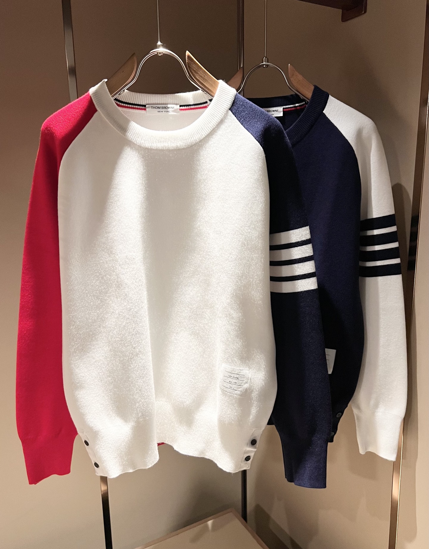 NO:599426,ThomBrow*e's 2025 autumn and winter new knitted wool sweater for men and women, this year's new counter product, super soft wool fabric for men and women!  A fashionable and versatile model for the city, it is sure to be super popular this year. It is a must-have artifact for autumn and winter. It has a unique texture and a soft and smooth feel. It is not a product that can be compared with ordinary fabrics. Regular knitted wool fabric design, crocheted with classic iconic stripe design!  A rare model that can only be found. Very attractive design, liningless inseam binding technology, and very detailed. It is a model that requires a lot of attention to technology. Details determine the high-end. Minimalist design elements of the season, a must-have item for trendy men, perfect fit, highly recommended!  Size M-3XL,,alexander wang19860909ThomBrow*e汤姆*朗2025秋冬新款男女同款针织羊毛衫,今年的专柜新品,男女同款超软羊毛面料！时尚都市百搭款,今年必定超火爆,秋冬必备神器,质感独特,手感柔嫩顺滑,不是一般面料所能对比的产品.常规的针织羊毛面料设计,钩织搭配经典标识性经典条纹设计！可遇不可求的款 非常极具魅力的设计,无里布内缝包边工艺,细节非常到位,要非常讲究技术的一款,细节决定高端.极简当季的设计元素,潮男必备单品,完美版型,强烈推荐！尺码M-3XL,,alexander wang,Men's clothing