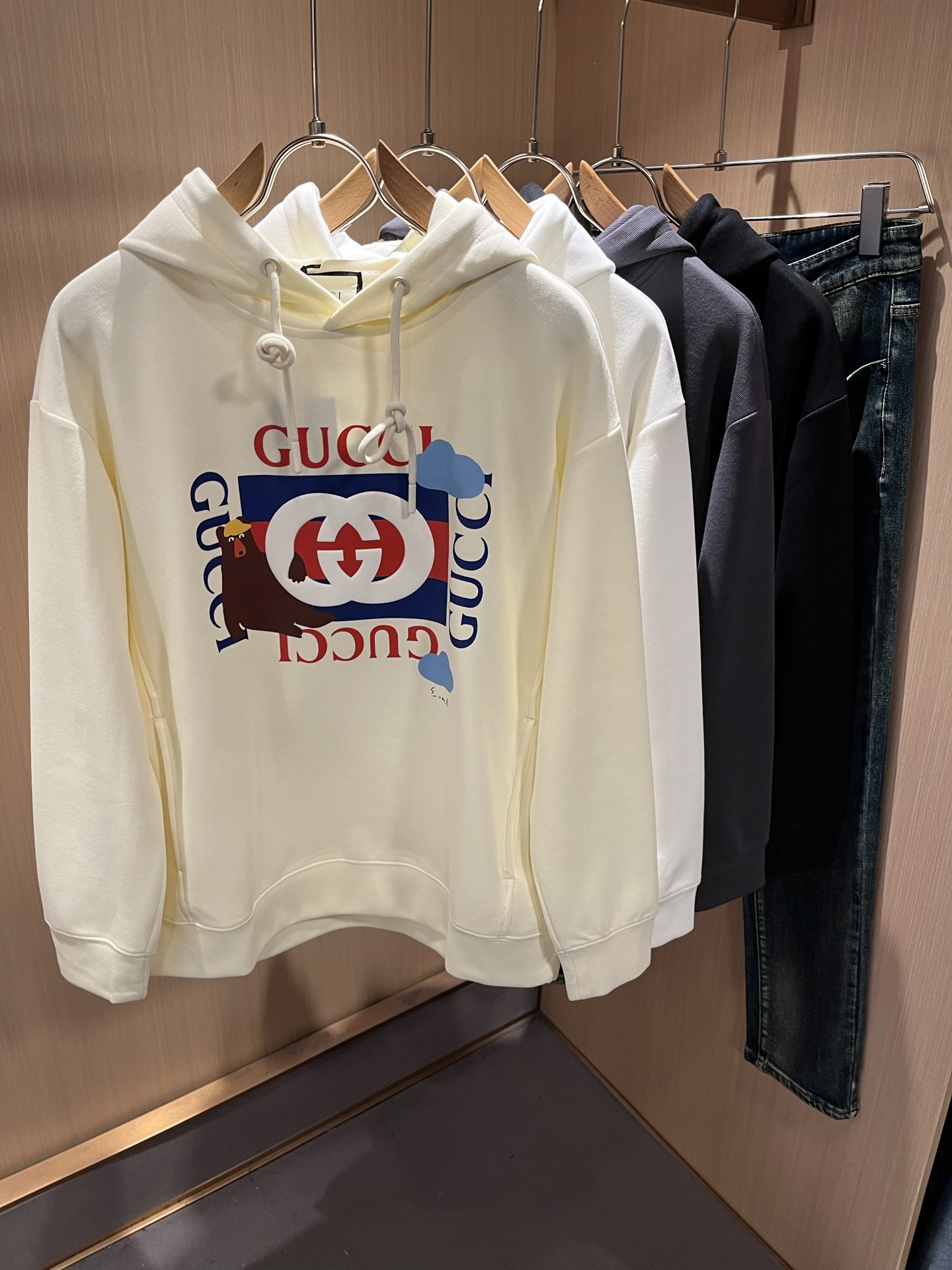 NO:599384,Gucc* Gujia's latest series of basic round neck sweatshirts for men and women in autumn and winter 2025, the same style for men and women!  The trading company channel is rare, and it will be sold simultaneously on the official website!  New fashion element design!  Front and rear logo element printing design!  Injecting full vitality into the new series, this sweatshirt is made of carefully selected imported cotton fabrics. The fabric feels soft and delicate against the skin, and has an extremely comfortable and breathable wearing experience. The whole piece is very eye-catching and fashionable, and is deeply loved by today's young people!  Basic loose round neck cut, unisex style regardless of age and gender, suitable for matching all styles and looks you need in daily life!  It is recommended to wear couple outfits when going out on the street, it will be more eye-catching!  Size: M-3XL,,gucci,gucci,hoodie,sweatshirts,alexander wang19860909Gucc*古家2025秋冬最新系列基础圆领男女同款卫衣,男女同款！贸易公司渠道稀出,同步官网发售 ！ 新时尚元素设计！前后logo元素印花设计！为全新系列注入满满活力,这款卫衣用心甄选客供进口棉面料制成,面料手感亲肤柔软细腻,拥有着无比舒适透气性的穿着体验,整件单品极具吸睛度与时尚感,深受当下年轻人的喜爱！基础宽松的圆领版型裁剪,不分年龄与性别的中性款式,适合搭配你日常所需的所有风格与造型！建议搭配情侣装出街会更为养眼出色！尺码:M-3XL,,gucci,gucci,hoodie,sweatshirts,alexander wang,Men's clothing