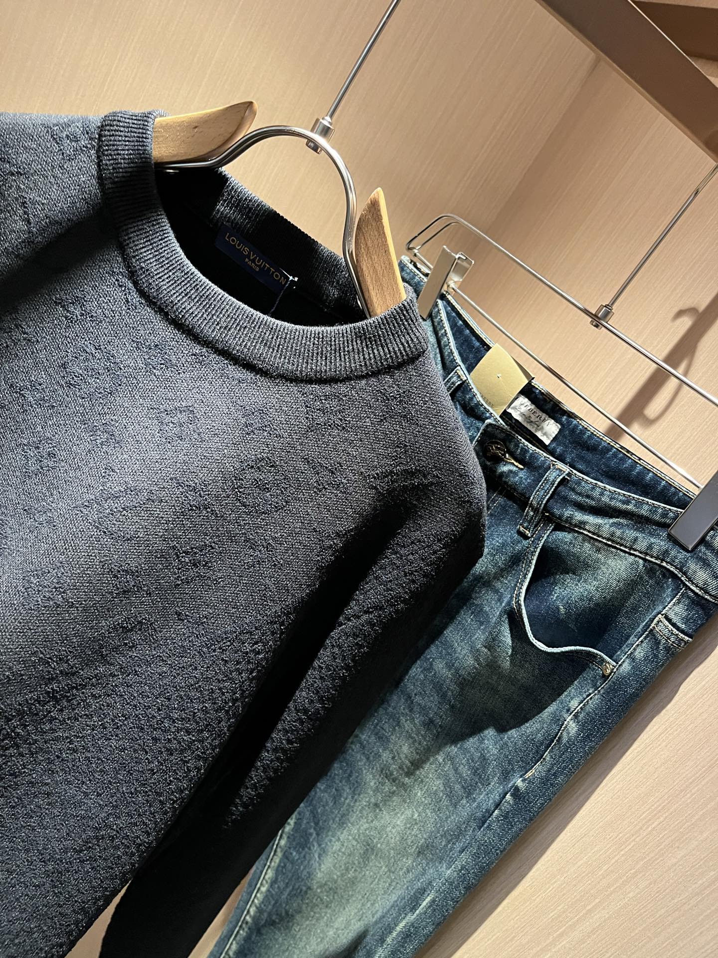 Louis Vuit*on 2025秋冬路易家族轻奢针织羊毛衫！男女同款👫装饰！ 路易家族的新高端，细节