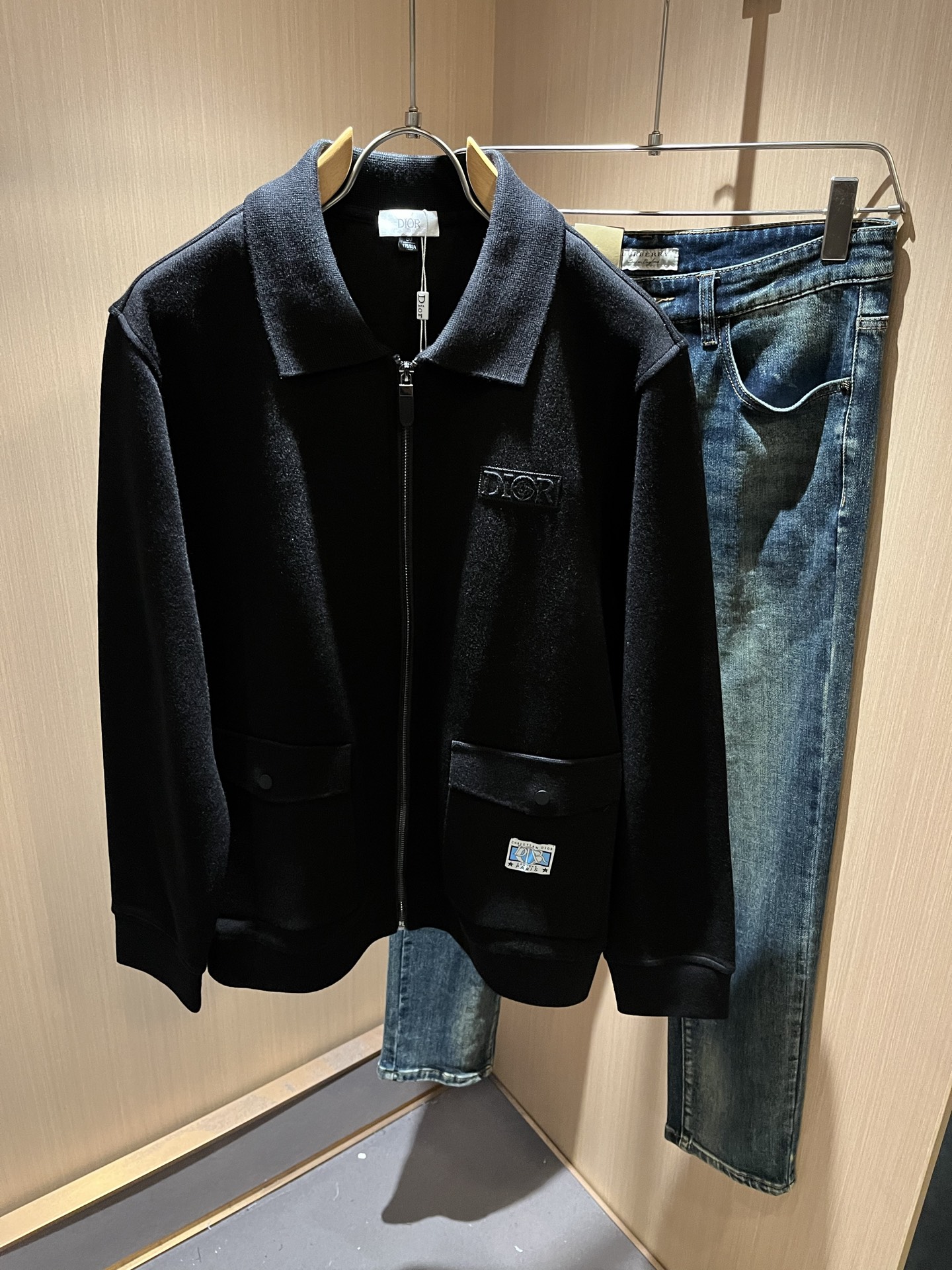 NO:599388,Dio*r 2025 autumn and winter men's casual knitted wool cardigans, the latest fashionable casual zipper jackets, are rarely available in trading company channels, and are sold simultaneously on the official website. The most anticipated high-quality goods by gods and goddesses are coming, allowing you to feel what true luxury has connotation! This jacket is made of D family's special knitted fabric, full of brand style!  The surface is clean, smooth and shiny, and the texture is clearly visible through the screen. It is your most enjoyable wearing experience! It perfectly enhances the overall sense of luxury and class, and you can get the high-end luxury atmosphere at a glance! The basic and conventional jacket cut, the upper body is versatile, simple and not picky, and can easily cope with various occasions and environments. It is undoubtedly a must-have product for daily commuting! Sizes M～3XL,, dior, dior, jackets & coats, jackets & coats, alexander wang19860909Dio*r迪*奥 2025秋冬男士休闲针织羊毛开衫,最新时尚休闲拉链夹克,贸易公司渠道稀出,同步官网发售,男神女神最为期待的精品狠货重磅来袭,让你感受到什么叫真正的高奢有内涵!此款夹克外套选用D家专用针织面料制成,满满的品牌风格！表面整洁光滑且富有光泽,质感透过屏幕都显而易 见,你最为享受的穿着体验! 完美提升了整体的奢华档次感,一眼就能Get到的高端奢华气息!基础常规的夹克版型裁剪,上身百搭简约不挑人,轻松应对各种场合与环境,属于日常通勤必备的臻品无疑!尺码M～3XL,,dior,dior,jackets & coats,jackets & coats,alexander wang,Men's clothing