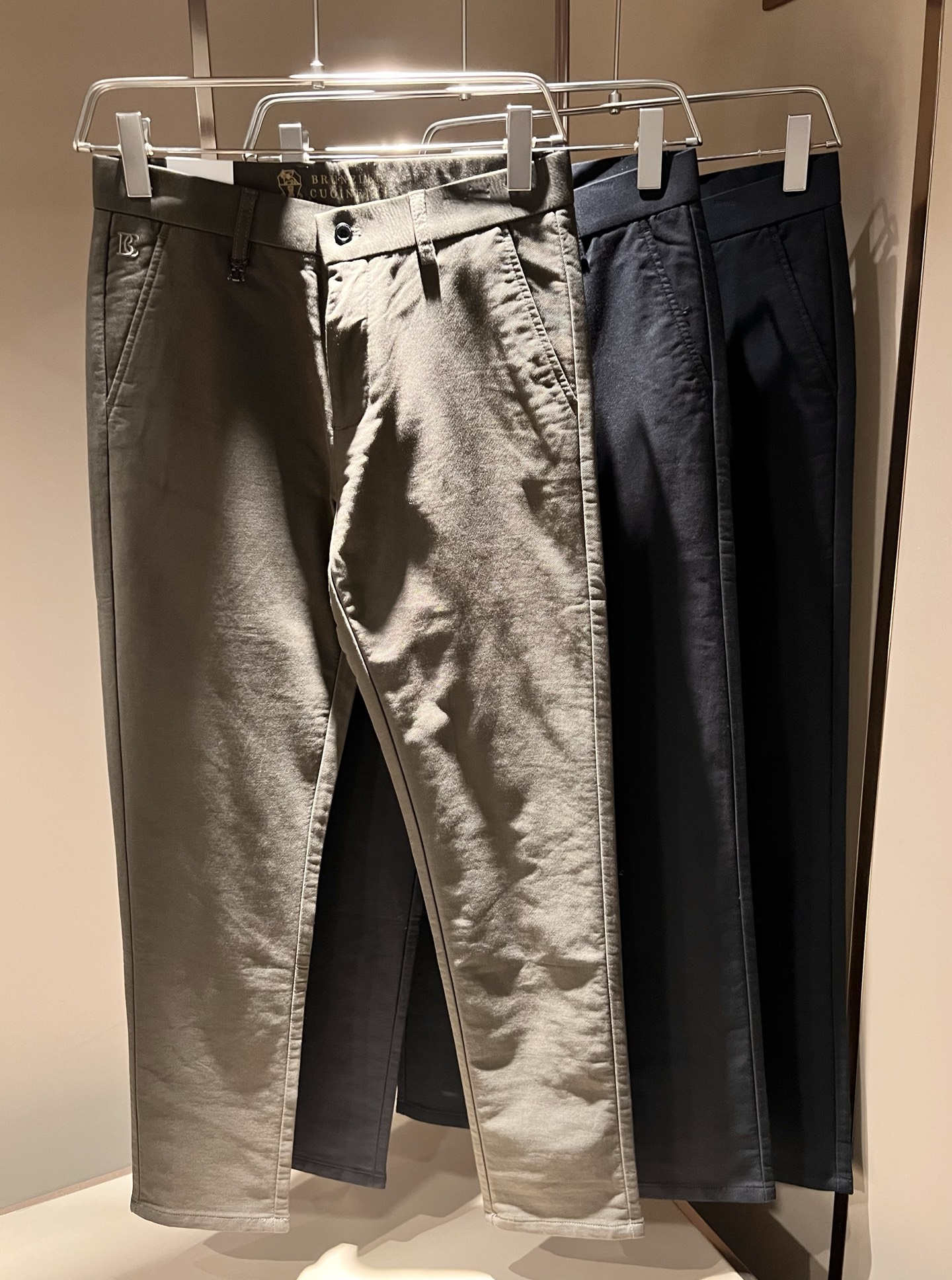 NO:600616,BC-Brunello Cucineli 2025 autumn and winter new men's fashion high-end casual trousers, Hong Kong channel goods, original Japanese factory production, pure blood quality, perfectly inherits the essence and genes of the LOE* family, from the main fabric to the detailed craftsmanship, all demonstrate the quality of the ingenuity, use multiple brand elements to interpret, select precious materials to construct the hardware logo design!  A soulful expression of identity!  We provide customers with high-grade imported pure cotton fabrics, very high-end and fashionable detailed craftsmanship, and the red ear cloth is made by a specific antique loom. This element represents the identity and rank of the jeans, which is worth savoring!  It is invincible in terms of matching, interpreting the versatility in place, paying attention to the details, all the accessories are supplied by foreign merchants, the tailoring is fit and slim, and the upper body butt lifting effect is excellent. It is a styling item that can only be found but not sought after!  Size 30-40,,brunello cucinelli,loewe,jeans,alexander wang19860909BC-Brunello Cucineli 2025秋冬新品男士时装款高端休闲西裤,香港洋行渠道货,日本原厂出品,纯血统品质,完美延续了LOE*家的精髓与基因,从主体面料到细节工艺,无不彰显出品质的匠心所在,运用多个品牌元素标识来诠释,选取矜贵的材质构建五金logo设计！属于灵魂式的身份彰显！客供高级进口纯棉面料,非常高级且时髦的细节工艺,赤耳布是由特定古董织布机完成,此元素代表着牛仔裤的身份及段位,非常值得细品悦人！在搭配上所向无敌,把百搭阐释到位,细节匠心考究,辅料皆为外商客供,剪裁合体修身,上身提臀效果绝佳,可遇而不可求的造型单品！尺码30-40,,brunello cucinelli,loewe,jeans,alexander wang,Men's clothing