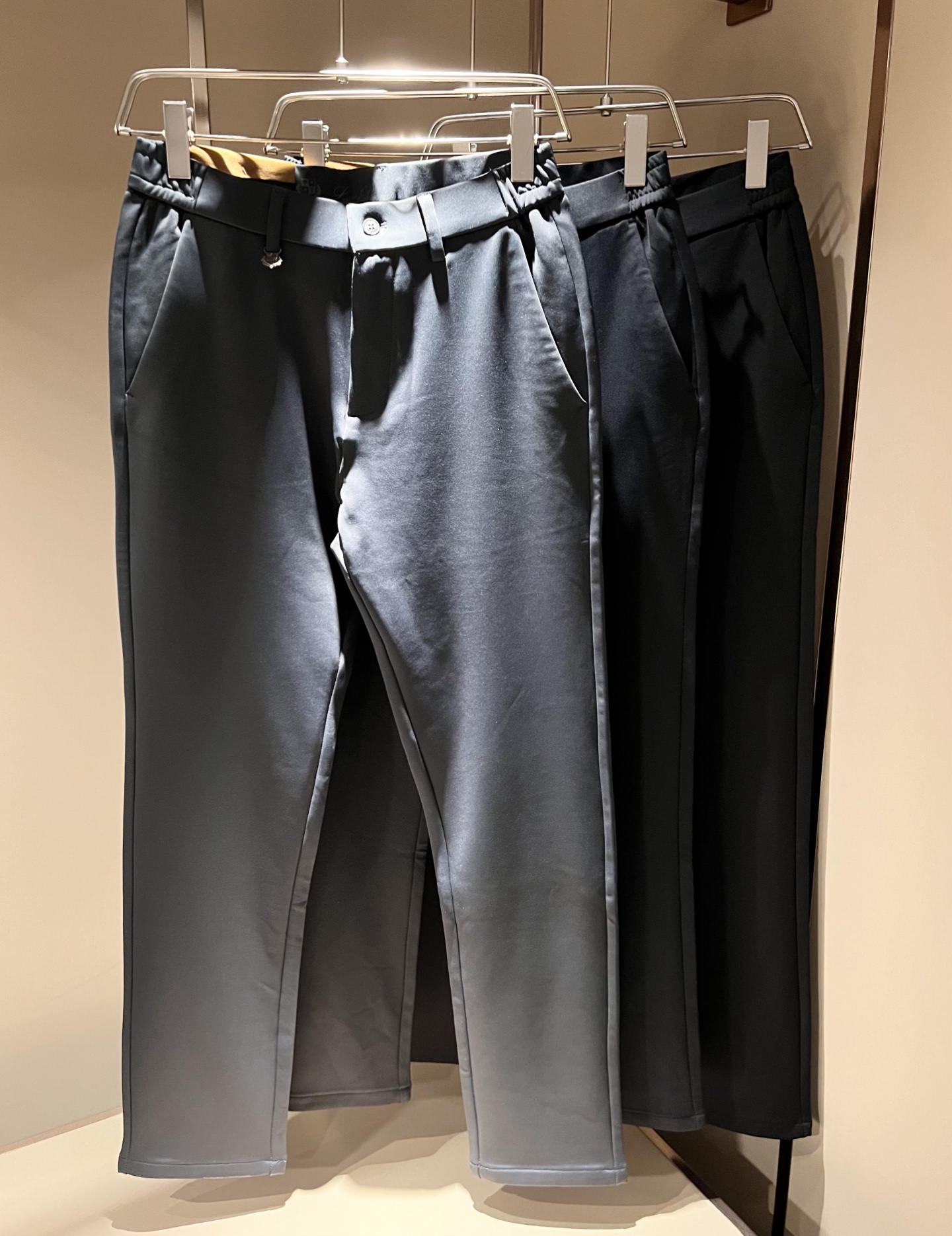 NO:600618,Loro Piana 2025 autumn and winter new men's casual pants, the latest trade order, full product picture!  !  Internet celebrity model!  Leather logo design on the back panel!  The upper body is comfortable and breathable, not stiff, and the overall body has a rich three-dimensional feel. It is a quality export order. Customized and exclusive elastic spandex fabric tailoring meets the simple needs of commuters for dressing. The upper body effect is very good, slimming, and not picky about the figure. The fabric workmanship... is impeccable. Only good craftsmanship and good fabrics can make you wear a good taste. It is a must-have item for everyone!  Size 30-40,,loro piana,alexander wang19860909Loro Piana诺悠翩雅 2025秋冬新品男士休闲裤,最新的贸易订单全品相！！网红款！后幅皮革logo设计！上身舒适透气,不僵硬,整体有着丰富的立体感,品质出口订单,定制专属弹力氨纶面料剪裁,满足通勤人们对于着装的简约需求,上身效果很好,显瘦,不挑剔身材.面料做工....无可挑剔,好工艺好面料才能穿出好品味一款,人手必备单品！尺码30-40,,loro piana,alexander wang,Men's clothing