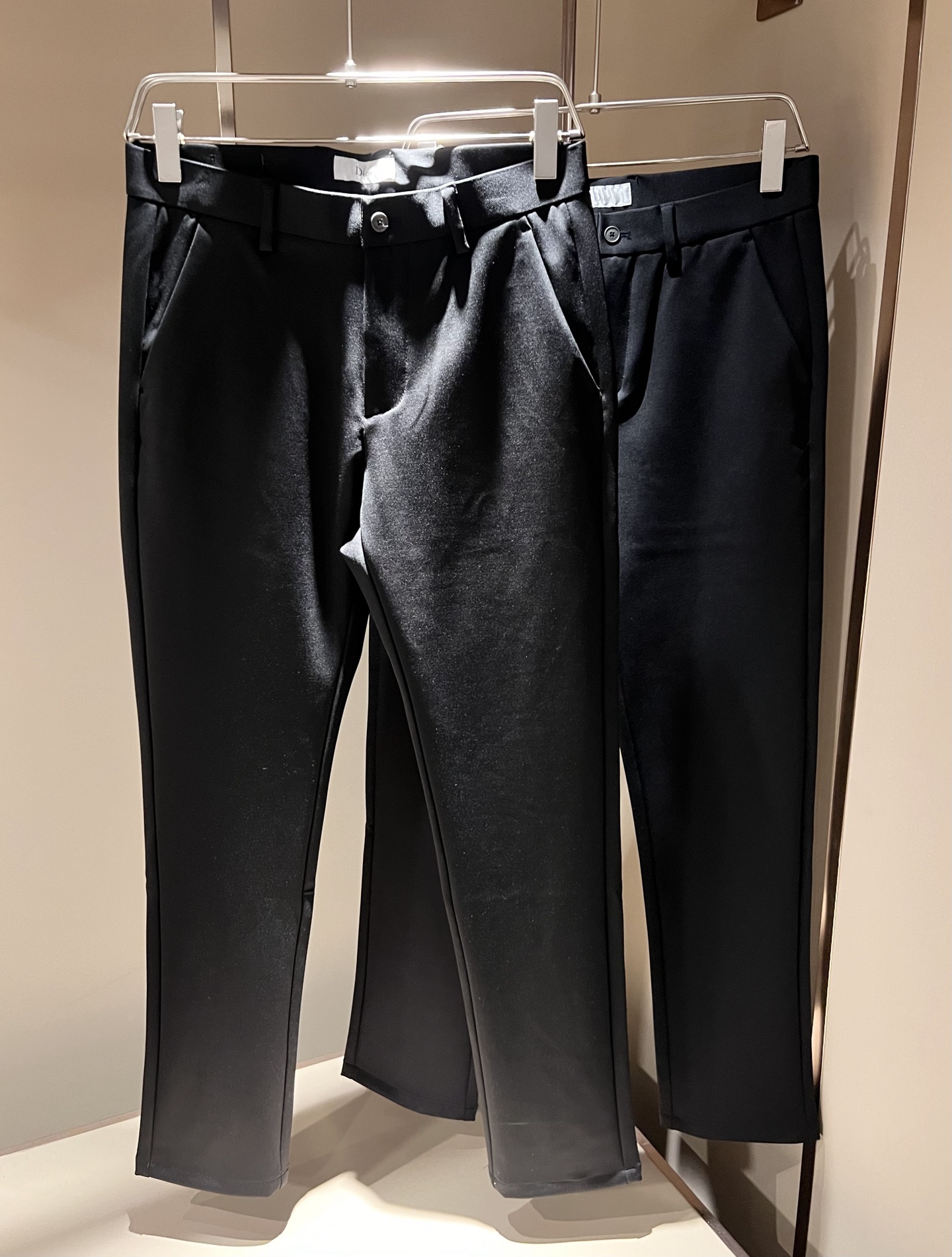 NO:599423,Dio*r Dijia 2025 autumn and winter new men's casual trousers, men's classic, fashionable and versatile casual trousers! Trading company channels are rare, leading official website sales! An indispensable and versatile item in the wardrobe, it is convenient and comfortable to wear and very easy to match with fashionable styles! This casual blazer The pants are made of carefully selected high-quality 95% pure cotton and 5% spandex blended materials supplied by customers. They have excellent comfort and breathability. They feel skin-friendly and comfortable to wear. You will know how high-grade the fabric is when you get the actual product. It can definitely be called an excellent product with unlimited repurchase! The hardware logo on the back pocket is the most recognizable classic element of Dior. The placket is customized with YKK metal zippers. The meticulous and smooth routing inside the trousers body is more exquisite in details. It perfectly demonstrates the excellent craftsmanship and is enough to make the quality control personnel close their eyes and take it away! The basic straight-cut version has no restrictions on the body shape. The invincible versatile colors can easily challenge any top, perfect for both business and casual styles! Sizes 30-40 37 39,,dior,dior,dior,alexander wang19860909Dio*r迪家 2025秋冬新款男士休闲裤,男士经典时尚百搭休闲西裤!贸易公司渠道稀出,领先官网发售!衣橱里不可或缺的百搭臻品,穿着便捷舒适又非常极易搭配时尚造型!此款休闲西裤用心甄选客供优质95纯棉,5氨纶混纺材质而成,舒适性与透气性兼优,着穿触感亲肤舒适,面料的质感有多高级,实物到手你立刻便知,绝对可以称为无限回购的绝佳臻品！后袋五金logo标识,都是迪奥家最具辦识度的经典元素,门襟客供定制YKK金属拉链,裤身内里缜密平顺的走线,细节方面更为考究,极好的彰显了出色工艺,足以让品控们闭眼收走!基础常规的直筒版型裁剪,对于体型没有限制可言,无敌的百搭配色,轻松挑战任何上装,完美兼具商务与休闲风格穿搭!尺码30-40 37 39,,dior,dior,dior,alexander wang,Men's clothing