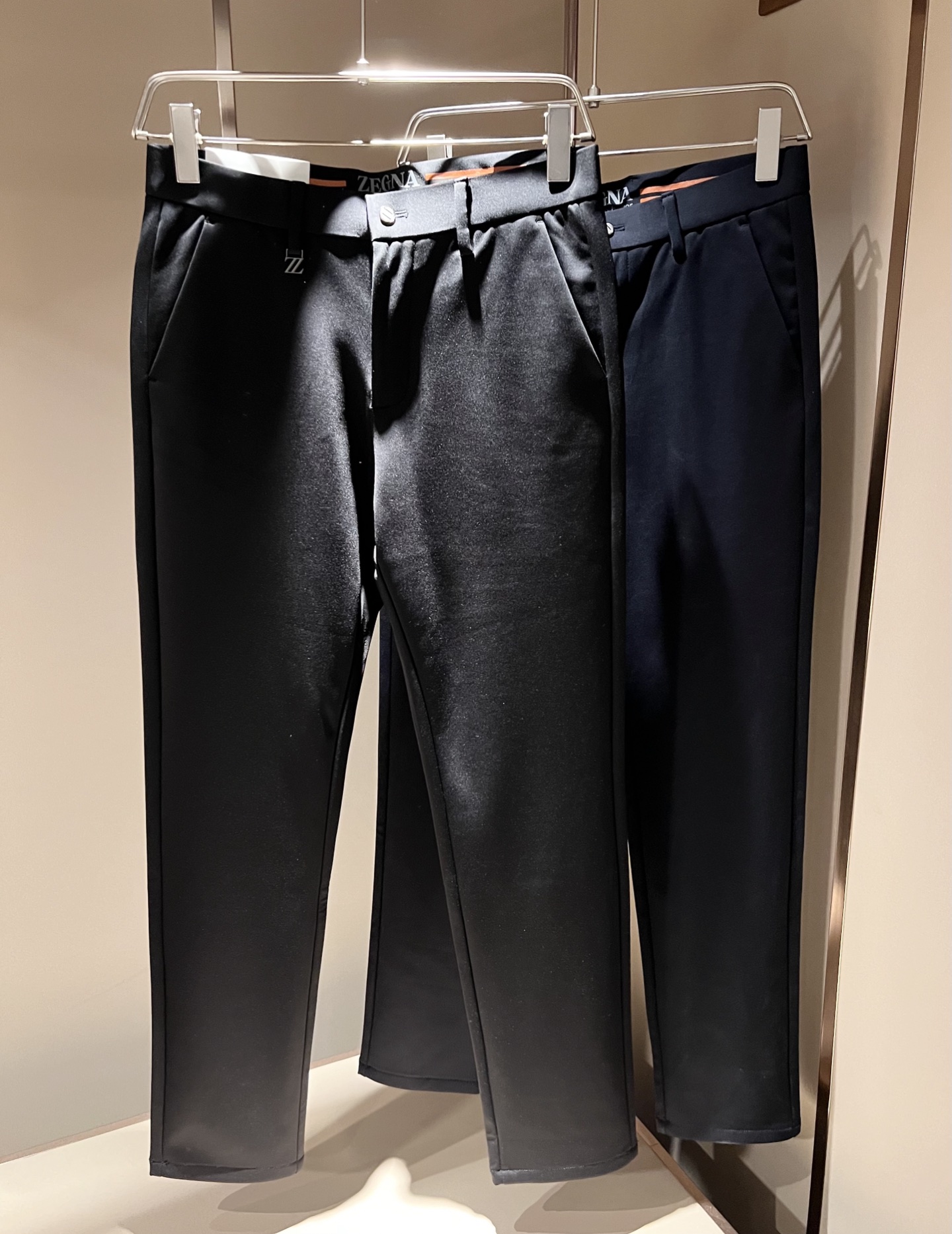 NO:599420,Ermenegildo Zeg*a 2025 new autumn and winter men's casual trousers, the final channel product has appeared!  !  Simultaneous sales at the counter!  It is no exaggeration to say that these trousers are products from the original OEM channel, not bragging about the original OEM. They are completely products from the domestic garment OEM officially authorized by Ermenegildo Zegna!  Therefore, the quantity and size ratio are extremely scarce, so you will earn money if you grab it!  The best pants for fall and winter are officially revealed!  !  !  !  !  !  Zegna products have always been one of the must-have accessories for successful business people!  The brand's high-end style and powerful aura are not easily surpassed by everyone. No matter which season the style is, it is the standard of temperament!  However, the fabric style is between business casual and daily wear. Customized original hardware and logo accessories!  Only Ermenegildo Zegna, which specializes in men's business and casual wear, can design a pair of trousers that is so suitable for the general public!  Whether you are wearing it for casual occasions or business occasions, this style can be matched just right. If you want to wear it, you must wear it well and be able to wear it with your own taste!  Pants that give yourself unlimited bonus points!  Size 30-4037 39,,zegna,alexander wang19860909Ermenegildo Zeg*a杰*亚 2025秋冬新款男士休闲西裤,压轴的渠道货出现了！！柜台同步销售！ 毫不夸张的说,此款裤装是原厂代工渠道的货,并不是吹牛的原厂代工,完全是由杰尼亚官方授权的国内成衣代工厂出来的产品！所以数量跟尺码配比都极度紧缺,抢到就是赚到！秋冬最好的裤装正式揭幕！！！！！！Zegna的东西,从来都是成功商务人士的专属必备行头之一！品牌高级的格调以及自带强大的气场并不是所有人都能轻易凌驾的.无论哪季的款式都是都是气质标配！但是面料版型又介乎于商务休闲跟日常穿着之间,定制原版五金logo辅料配件！能将一款裤装设计到如此贴合大众穿着,也就只有专注于男装商务休闲的杰尼亚了！不论您是休闲场合穿搭,或者商务场合此款都能搭配的恰到好处要穿,就必须穿好的,能穿出属于自己品味的！给自己无限加分的裤子！尺码30-4037 39,,zegna,alexander wang,Men's clothing