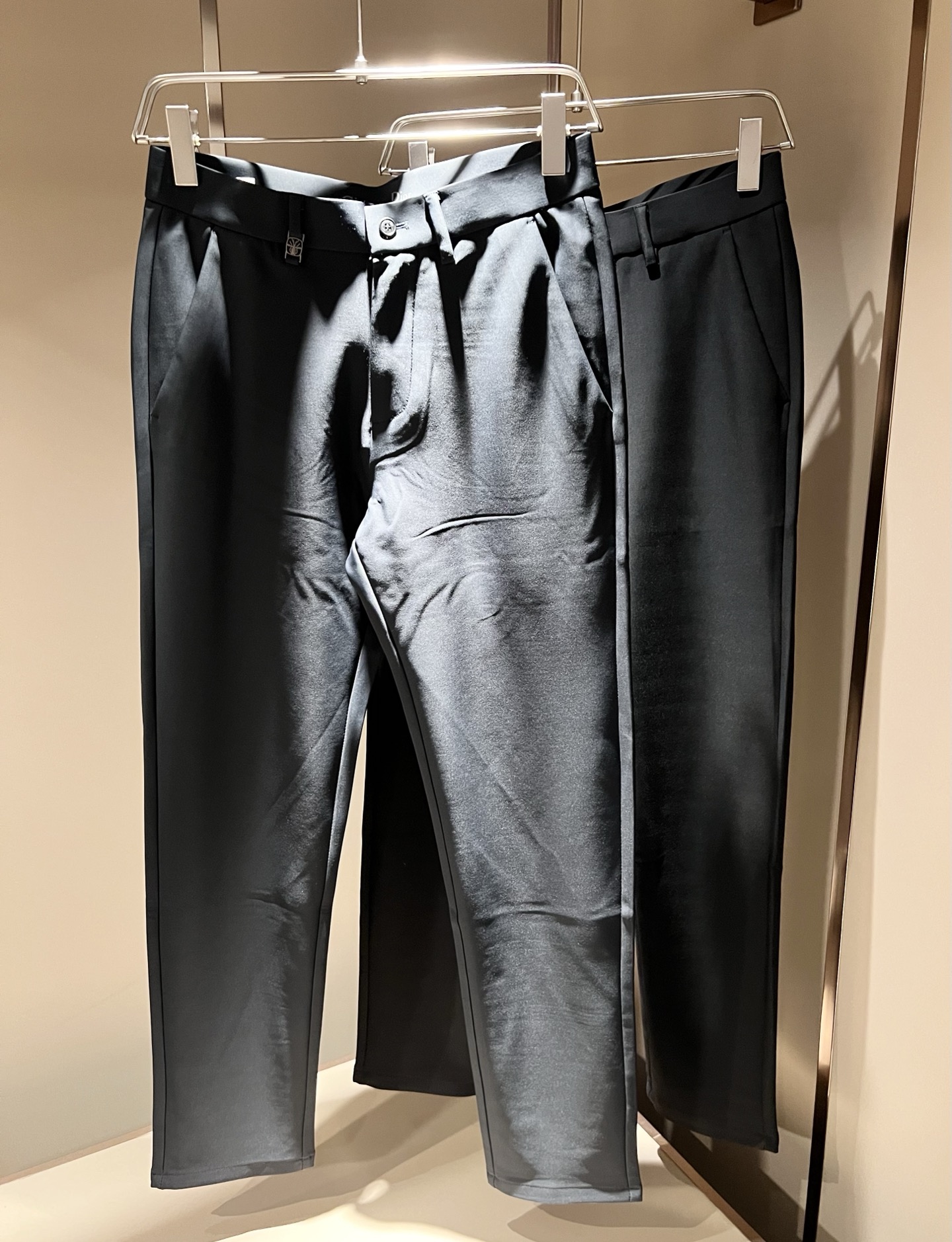 NO:599417,Dio*r Dijia 2025 autumn and winter new men's casual trousers, men's classic, fashionable and versatile casual trousers! Trading company channels are rare, leading official website sales! An indispensable and versatile item in the wardrobe, it is convenient and comfortable to wear and very easy to match with fashionable styles! This casual blazer The pants are made of carefully selected high-quality 95% pure cotton and 5% spandex blended materials supplied by customers. They have excellent comfort and breathability. They feel skin-friendly and comfortable to wear. You will know how high-grade the fabric is when you get the actual product. It can definitely be called an excellent product with unlimited repurchase! The hardware logo on the back pocket is the most recognizable classic element of Dior. The placket is customized with YKK metal zippers. The meticulous and smooth routing inside the trousers body is more exquisite in details. It perfectly demonstrates the excellent craftsmanship and is enough to make the quality control personnel close their eyes and take it away! The basic straight-cut version has no restrictions on the body shape. The invincible versatile colors can easily challenge any top, perfect for both business and casual styles! Sizes 30-40 37 39,,dior,dior,dior,alexander wang19860909Dio*r迪家 2025秋冬新款男士休闲裤,男士经典时尚百搭休闲西裤!贸易公司渠道稀出,领先官网发售!衣橱里不可或缺的百搭臻品,穿着便捷舒适又非常极易搭配时尚造型!此款休闲西裤用心甄选客供优质95纯棉,5氨纶混纺材质而成,舒适性与透气性兼优,着穿触感亲肤舒适,面料的质感有多高级,实物到手你立刻便知,绝对可以称为无限回购的绝佳臻品！后袋五金logo标识,都是迪奥家最具辦识度的经典元素,门襟客供定制YKK金属拉链,裤身内里缜密平顺的走线,细节方面更为考究,极好的彰显了出色工艺,足以让品控们闭眼收走!基础常规的直筒版型裁剪,对于体型没有限制可言,无敌的百搭配色,轻松挑战任何上装,完美兼具商务与休闲风格穿搭!尺码30-40 37 39,,dior,dior,dior,alexander wang,Men's clothing