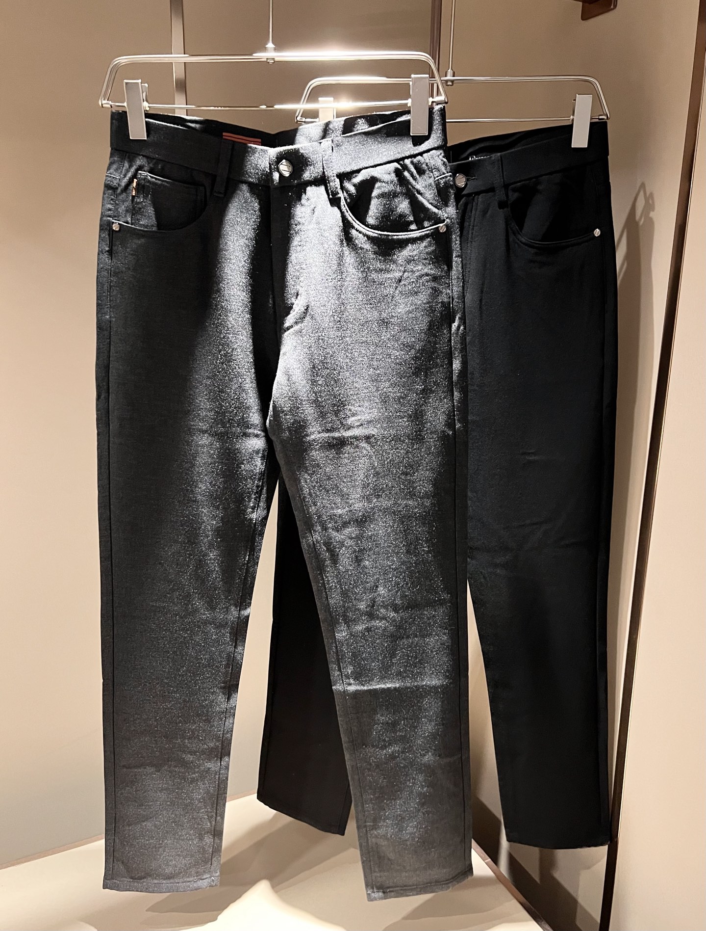 NO:599414,Zegna's new 2025 autumn and winter men's casual pants, the final channel product has appeared!  !  Simultaneous sales at the counter!  It is no exaggeration to say that these trousers are products from the original OEM channel, not bragging about the original OEM. They are completely products from the domestic garment OEM officially authorized by Ermenegildo Zegna!  Therefore, the quantity and size ratio are extremely scarce, so you will earn money if you grab it!  The best pantsuits ever officially unveiled!  !  !  !  !  !  Zegna products have always been one of the must-have accessories for successful business people!  The brand's high-end style and powerful aura are not easily surpassed by everyone. No matter which season the style is, it is the standard of temperament!  However, the fabric pattern is between business casual and daily wear, and the waist is decorated with a logo waistband!  Only Ermenegildo Zegna, which specializes in men's business and casual wear, can design a pair of trousers that is so suitable for the general public!  Whether you are wearing it for casual occasions or business occasions, this style can be matched just right. If you want to wear it, you must wear it well and be able to wear it with your own taste!  Pants that give yourself unlimited bonus points!  Size 29-40,,zegna,alexander wang19860909Zegna 杰尼亚 2025秋冬新款男士休闲裤,压轴的渠道货出现了！！柜台同步销售！ 毫不夸张的说,此款裤装是原厂代工渠道的货,并不是吹牛的原厂代工,完全是由杰尼亚官方授权的国内成衣代工厂出来的产品！所以数量跟尺码配比都极度紧缺,抢到就是赚到！最好的裤装正式揭幕！！！！！！Zegna的东西,从来都是成功商务人士的专属必备行头之一！品牌高级的格调以及自带强大的气场并不是所有人都能轻易凌驾的.无论哪季的款式都是都是气质标配！但是面料版型又介乎于商务休闲跟日常穿着之间,腰身设计logo腰牌修饰！能将一款裤装设计到如此贴合大众穿着,也就只有专注于男装商务休闲的杰尼亚了！不论您是休闲场合穿搭,或者商务场合此款都能搭配的恰到好处要穿,就必须穿好的,能穿出属于自己品味的！给自己无限加分的裤子！尺码29-40,,zegna,alexander wang,Men's clothing