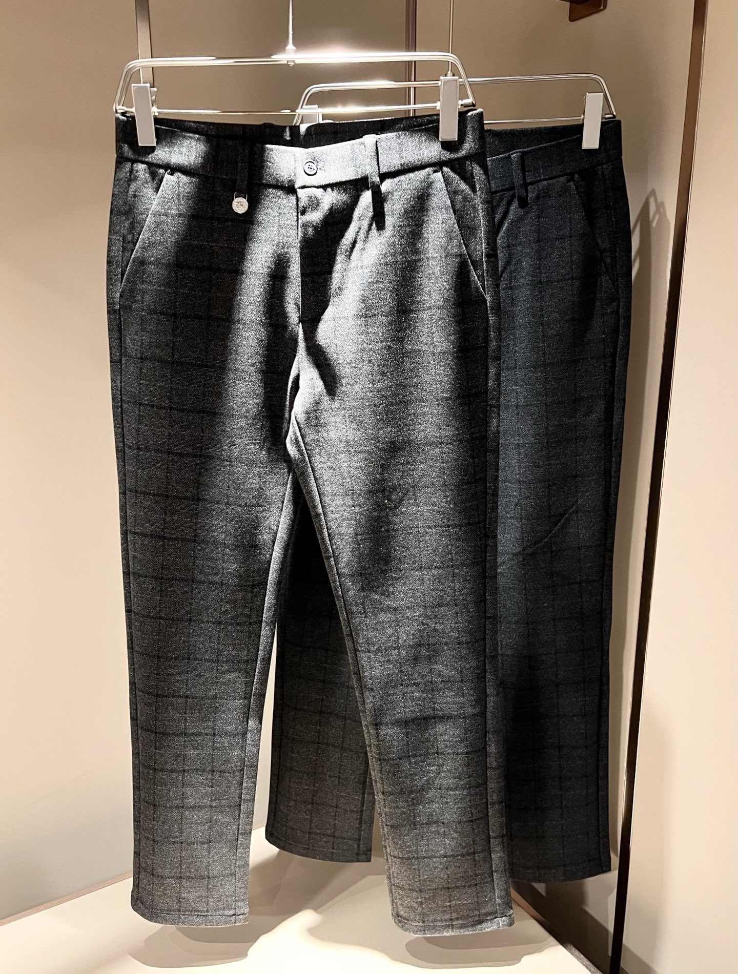 NO:599411,BURBER*Y 2025 autumn and winter men's casual cashmere trousers, men's classic basic small straight trousers, simple solid color and versatile style with hardware logo accessories  It is clearly iconic, a wardrobe must-have, and is available at counters. All products are ready for foreign trade orders. It has a strong British style. It has long been synonymous with luxury, quality, innovation and timeless classics. Its windbreaker is world-renowned as a brand logo. It has a traditional British design style, unique fabrics, generous and elegant. The drastic transformation design forms a continuous totem print, and the simple font replaces the classic knight logo, completely subverting the original style.  Counter model catwalk series, very fashionable, a simple fashionable and versatile casual style, both super stylish, it is the dark horse that makes people shine this season, and it is also the most appropriate color, size 30-40 37 39, burberry, alexander wang19860909BURBER*Y巴*莉 2025秋冬男士休闲羊绒西裤,男士经典基础款小直筒裤 简洁纯色百搭款五金logo辅料配合 标志性明显,衣橱必备,专柜在售,全品相外贸订单.是具有浓厚英伦风格.长久以来成为奢华、品质、创新以及永恒经典的代名词,旗下的风衣作为品牌标识享誉全球.带有一股英国传统的设计风格,独特的布料、大方优雅为主.大刀阔斧的转型设计,组成连续图腾印花,简约的字体取代了经典的骑士标志,彻头彻尾地颠覆了原始风格. 专柜模特走秀系列,非常时尚一款简单时尚百搭休闲款,都超级有型,更是本季让人眼前一亮的黑马,也是最应景的色彩,尺码30-40 37 39,,burberry,alexander wang,Men's clothing