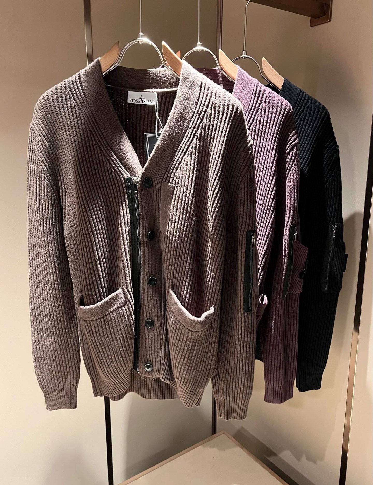 NO:600611,StoneIsland Stone Island's new 2025 autumn and winter wool cardigans for men and women, the brand's latest design elements!  It’s neither monotonous nor complicated, just the right amount to show off your taste!  Customized imported knitted wool fabrics for customers!  The unique luxurious three-dimensional feel of the fabric presents a simple and elegant temperament!  Logo badge modification on the body!  Full of fashionable logo element designs!  Full three-dimensional! Standard cutting design!  Every detail is in sync with high-end fashion. Size: M-3XL,,alexander wang19860909StoneIsland 石头岛2025秋冬新款男女同款羊毛开衫,品牌最新设计元素！既不单调也不复杂,恰到好处的展现品味！客供定制进口针织羊毛面料！面料独具的高奢立体感呈现简约优雅气质！衣身logo徽章修饰！满满的时尚logo元素设计！饱满立体!标准裁剪设计！每一处细节都是与高端时尚同步的体现. 尺码:M-3XL,,alexander wang,Men's clothing