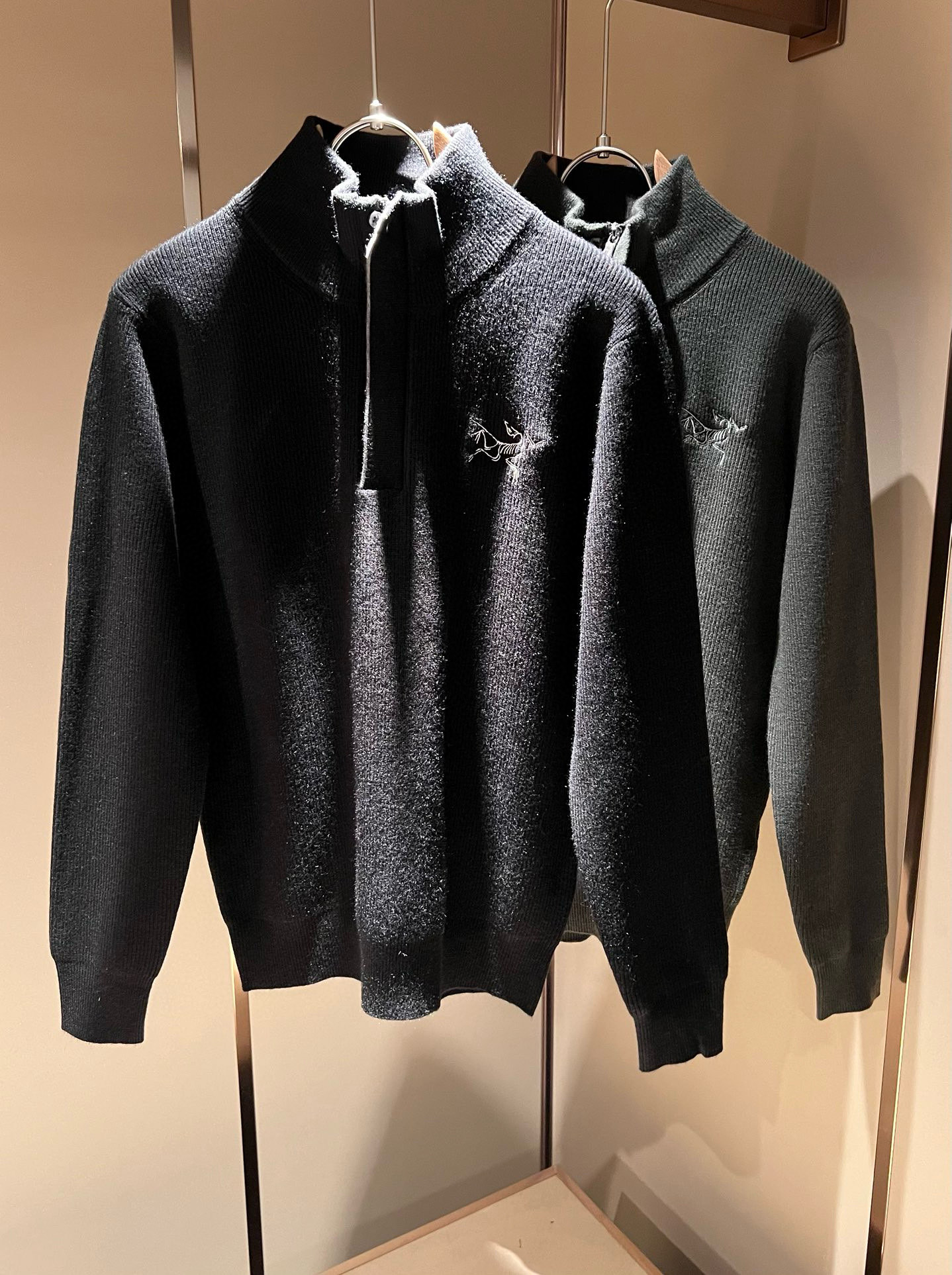 NO:600634,ARCTER *  In addition to being quite accomplished in style design, the most obvious or most proficient thing is that it has deeper unique insights and attainments in fabrics. Through continuous structural research and problem solving, it is characterized by unique research on fabrics. These alone are enough to support it to become one of the leading new logo brand images in the clothing manufacturing industry. This model is made of knitted wool!  It feels smooth and soft, with natural beauty and comfort at the same time. The large-body cut is simple and clean, and the fabric shows a different hazy structural beauty. It is made exclusively from custom molds. The fabric tests the skills of the workers and can be smooth and compliant without wrinkles!  Logo embroidery design on the chest!  It really tests the handicrafts of each master!  It makes the whole thing clean and tidy, without leaving a trace of thread. Nowadays, men who are pursuing life are also more refined in their lives!  Size M-3XL,arc'teryx,alexander wang19860909ARCTER*X始*祖鸟 2025秋冬新款男女同款针织羊毛衫,户外品牌可能大家第一想到的就是加拿大鹅、始祖鸟.给人一种标签试的感觉！除了在款式设计上颇有造诣之外,最明显或者说最为拿手的,应该就是在面料上的拥有更深独特见解跟造诣了.通过不断地结构研究和问题处理,在以面料独特研究为特征,仅凭这些就已经足以支撑其成为服装制造行业中,首屈可数的新标志品牌形象.此款采用针织羊毛材质！手感细滑柔软,同时兼具自然美感跟舒适度.大身上版型裁剪简洁干净,面料上显现出了不一样朦胧的结构性美感来.独家开模定制而成,面料及其考验工人的技术,能做到平整服帖又不起皱！胸前logo刺绣设计！真的是很考验每位师傅的手工制作！使得整体干净利索,不留一丝线头.现在对于生活有所追求的男性也在生活中更为精致！尺码M-3XL,arc'teryx,alexander wang,Men's clothing