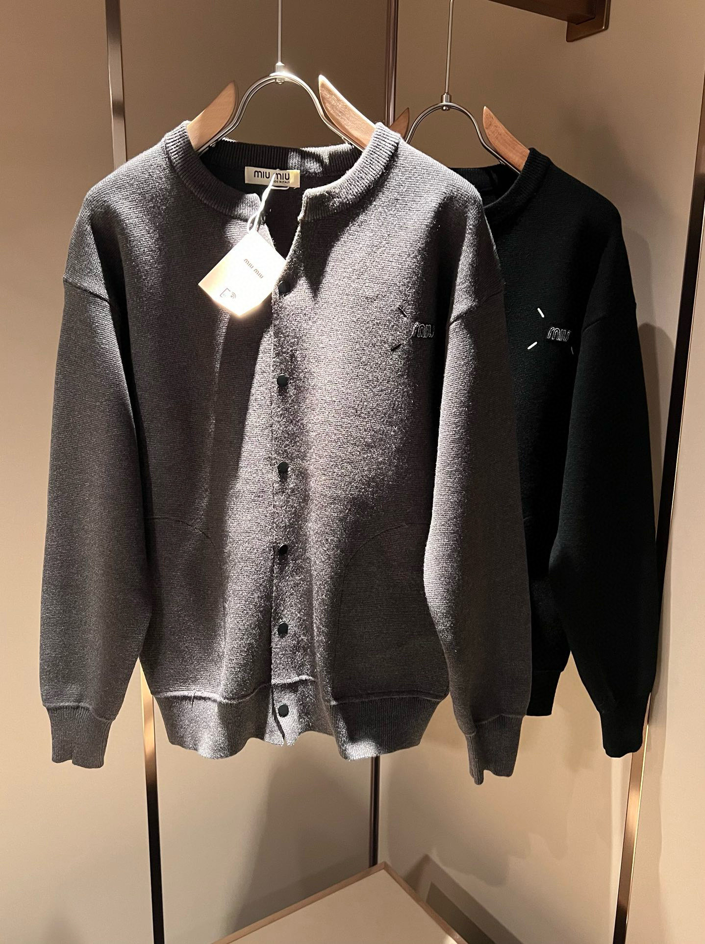 NO:600628,MIUMIU 2025 autumn and winter new knitted woolen sweaters for men and women, the brand's latest design elements!  It’s neither monotonous nor complicated, just the right amount to show off your taste!  Comfortable, sweat-absorbent and breathable are not a problem at all. The unique luxury feel of the fabric presents a simple and elegant temperament!  Logo embroidery design on the chest!  Full three-dimensional! Standard cutting design!  Every detail is in sync with high-end fashion. Size: M-3XL, miumiu, alexander wang19860909MIUMIU 谬谬 2025秋冬新款男女同款针织羊毛衫,品牌最新设计元素！既不单调也不复杂,恰到好处的展现品味！舒适吸汗透气根本不在话下,面料独具的高奢感呈现简约优雅气质！胸前logo刺绣设计！饱满立体!标准裁剪设计！每一处细节都是与高端时尚同步的体现.尺码:M-3XL,,miumiu,alexander wang,Men's clothing