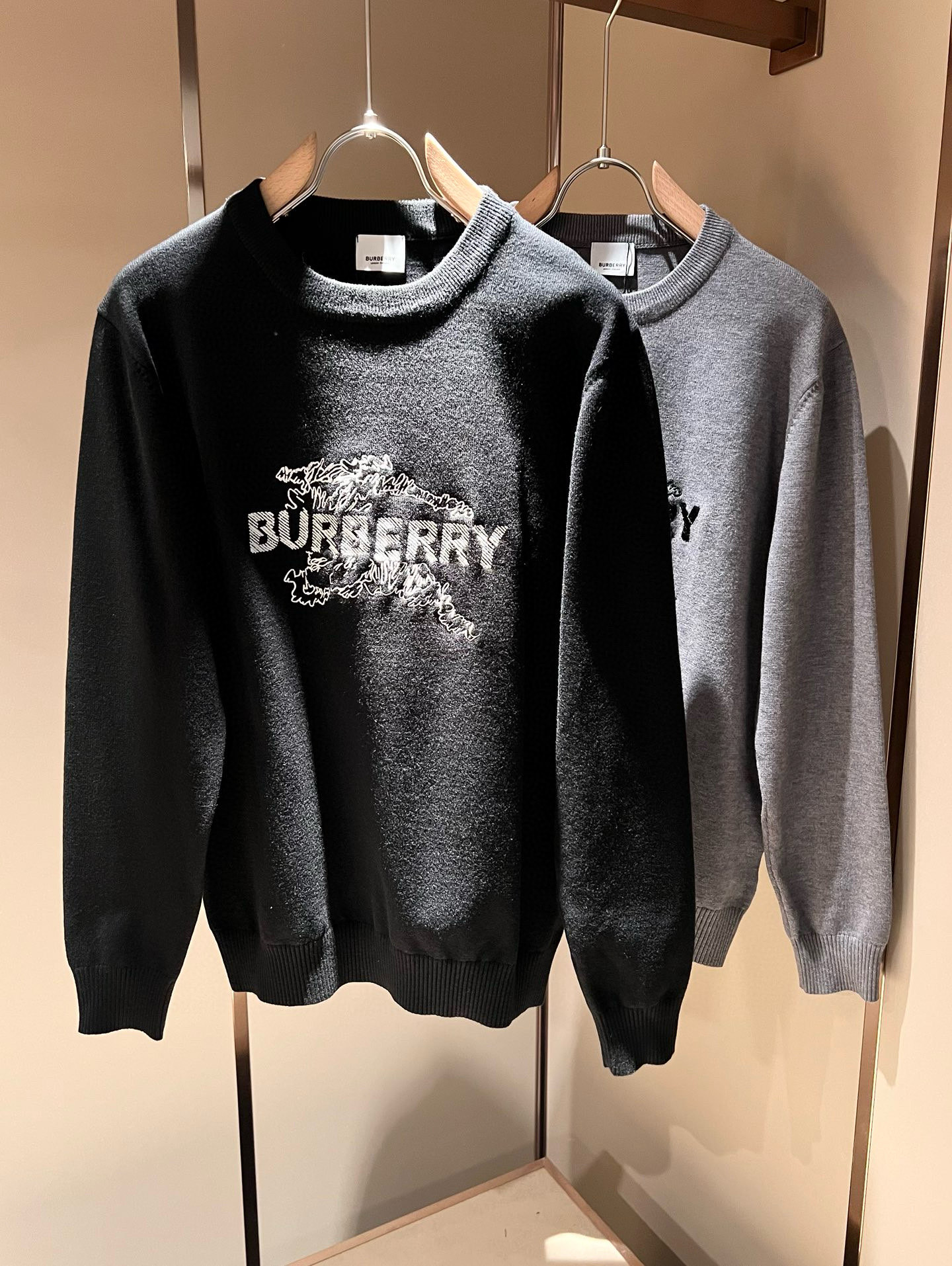 NO:600622,Bur*erry 2025 autumn and winter new men's knitted wool sweater, the brand's latest design elements!  It’s neither monotonous nor complicated, just the right amount to show off your taste!  Customized top-quality original wool fabrics for customers!  The unique luxury feel of the fabric presents a simple and elegant temperament!  Logo embroidery design on the chest!  The matching design has the brand’s unique style charm!  Standard cut design!  Every detail is in sync with high-end fashion. Sizes M-3XL, burberry, alexander wang19860909Bur*erry 巴*莉 2025秋冬新款男士针织羊毛衫,品牌最新设计元素！既不单调也不复杂,恰到好处的展现品味！客供定制羊毛顶级原版专属面料！面料独具的高奢感呈现简约优雅气质！胸前标识logo刺绣设计！搭配设计极具品牌独特风格魅力！标准裁剪设计！每一处细节都是与高端时尚同步的体现.尺码M-3XL,,burberry,alexander wang,Men's clothing