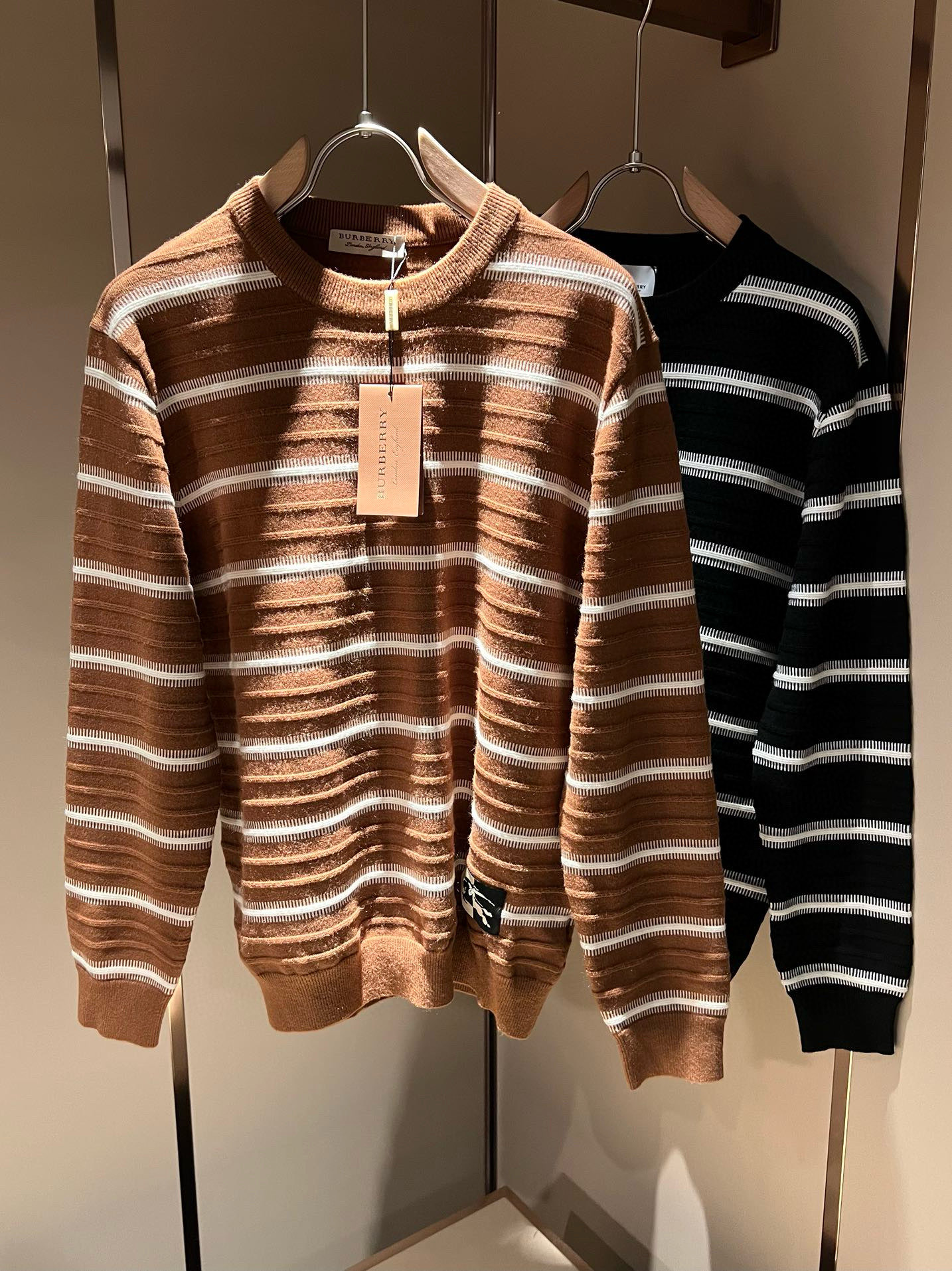 NO:600619,Bur*erry 2025 autumn and winter new men's knitted wool sweater, the brand's latest design elements!  It’s neither monotonous nor complicated, just the right amount to show off your taste!  Customized top-quality original wool fabrics for customers!  The unique luxury feel of the fabric presents a simple and elegant temperament!  Logo label design on the hem!  The matching design has the brand’s unique style charm!  Standard cut design!  Every detail is in sync with high-end fashion. Sizes M-3XL, burberry, alexander wang19860909Bur*erry 巴*莉 2025秋冬新款男士针织羊毛衫,品牌最新设计元素！既不单调也不复杂,恰到好处的展现品味！客供定制羊毛顶级原版专属面料！面料独具的高奢感呈现简约优雅气质！下摆标识logo贴标设计！搭配设计极具品牌独特风格魅力！标准裁剪设计！每一处细节都是与高端时尚同步的体现.尺码M-3XL,,burberry,alexander wang,Men's clothing