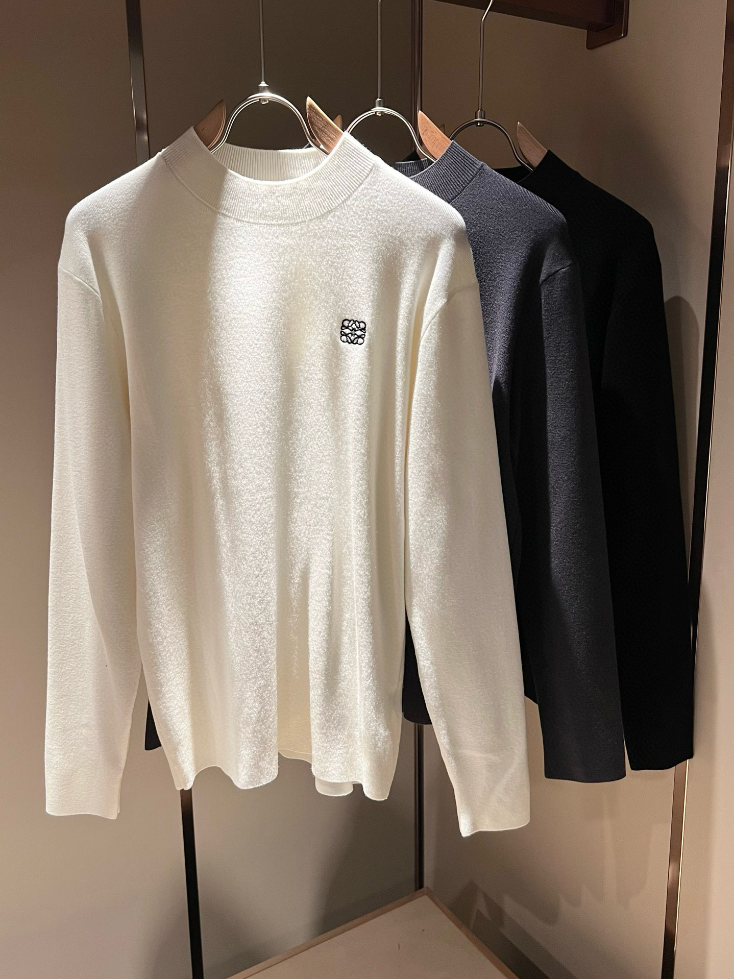 NO:600615,LO*WE/Luo*Wei 2025 new autumn and winter knitted wool sweaters, products from trading company channels, latest products, simultaneous sales in official counters, classic star-level items!  LO*WE's leather goods have the highest say in the entire fashion circle. The brand value is very influential and has a century-old historical and cultural heritage. It is a brand used by the royal family and nobles. Its exquisite craftsmanship and design have subverted modern aesthetics!  The overall design is in line with the aesthetic design of the LOE family, using classic brand elements, perfectly inheriting the essence and genes of the LOE family, and designing the logo and pattern embroidery design!  The vision is quite exquisite and beautiful, highlighting the brand characteristics, highly recognizable and very fashionable. The overall design interprets minimalism to the extreme, simple and elegant!  We supply high-end materials imported from Egypt and select high-end knitted wool fabrics!  Extremely luxurious and special materials, the fabric properties are all excellent, the tactile experience is self-evident, the ultimate luxury enjoyment!  The appearance is perfect, and the details are exquisite and elegant. It not only reduces age but also highlights the fashionable temperament. The upper body is full of temperament. The color matching is quite in line with the needs of matching seasons. It has a high degree of control and mix-matching. It has no age limit and has an excellent sense of style!  Size M-3XL,,loewe,alexander wang19860909LO*WE/罗*威2025秋冬新款针织羊毛衫,贸易公司渠道货,最新品,官柜同步售卖,经典明星级单品！LO*WE家的皮具单品在整个时装圈最有极高的的发言权,品牌价值影响力颇高,有着百年历史文化底蕴,皇室御贵族御用品牌,其精湛的手工艺及设计感颠覆了现代审美！整体的设计符合LOE家美学设计,运用了经典的品牌元素,完美沿袭了LOE家的精髓与基因,设计logo标识图案刺绣设计！视觉颇为精致美观,彰显了品牌特质,辨识度极高且极具时髦感,整体的设计将极简主义阐释到极致,简约而大方！客供埃及进口高级物料,甄选高端针织羊毛面料！极为奢华特殊的材质,面料属性皆为上乘,触感体验不言而喻,奢华极致享受！品相完美如斯,细节处处精致考究,即减龄又凸显了时髦气质感,上身满满的气质感,配色相当符合搭配季节需求,驾驭度混搭性极高,无关年龄界定,造型感极佳的一款单品！尺码M-3XL,,loewe,alexander wang,Men's clothing