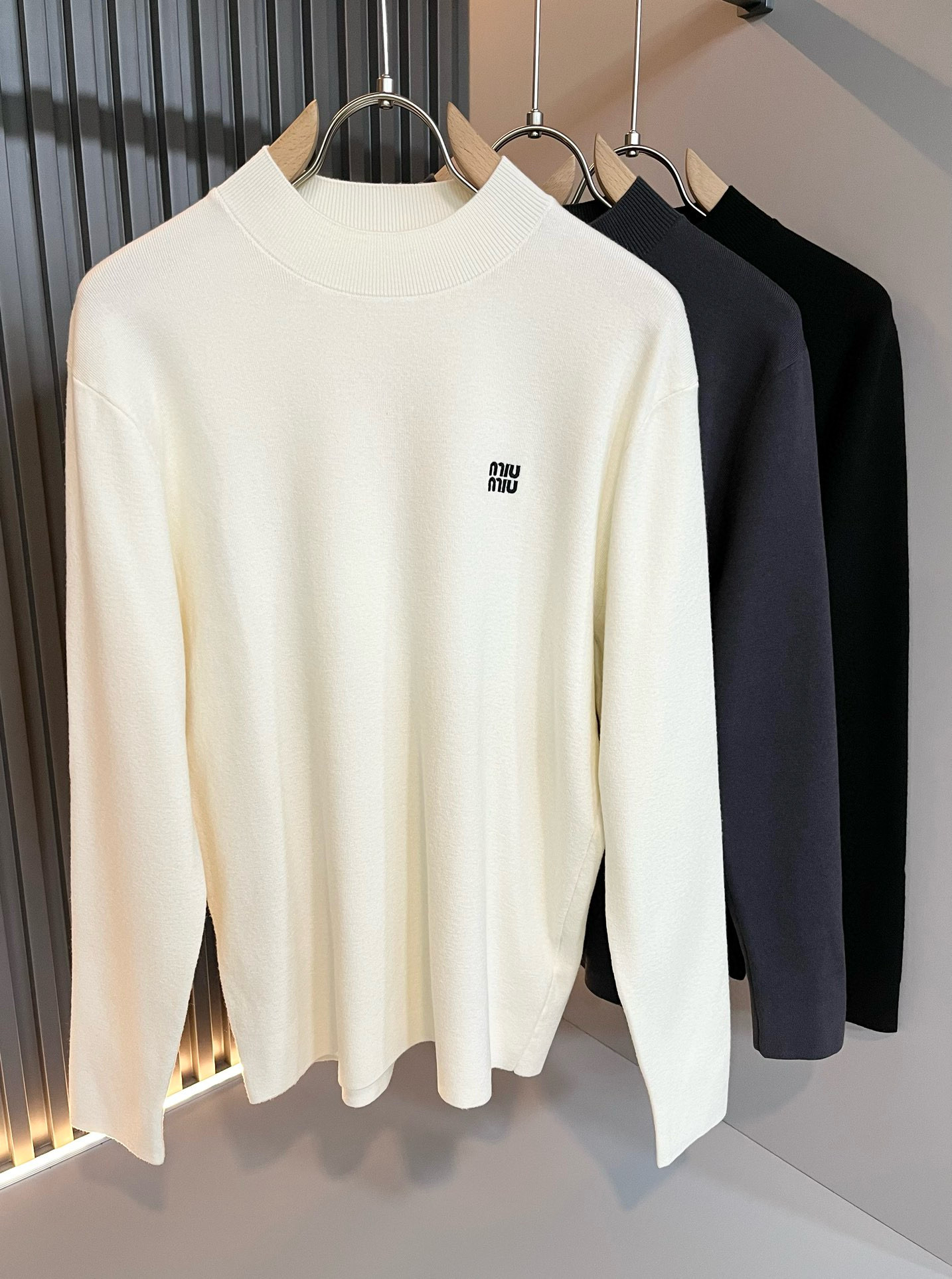 NO:600595,MIUMIU 2025 autumn and winter new knitted woolen sweaters for men and women, the brand's latest design elements!  It’s neither monotonous nor complicated, just the right amount to show off your taste!  Comfortable, sweat-absorbent and breathable are not a problem at all. The unique luxury feel of the fabric presents a simple and elegant temperament!  Logo embroidery design on the chest!  Full three-dimensional! Standard cutting design!  Every detail is in sync with high-end fashion. Size: M-3XL, miumiu, alexander wang19860909MIUMIU 谬谬 2025秋冬新款男女同款针织羊毛衫,品牌最新设计元素！既不单调也不复杂,恰到好处的展现品味！舒适吸汗透气根本不在话下,面料独具的高奢感呈现简约优雅气质！胸前logo刺绣设计！饱满立体!标准裁剪设计！每一处细节都是与高端时尚同步的体现.尺码:M-3XL,,miumiu,alexander wang,Men's clothing