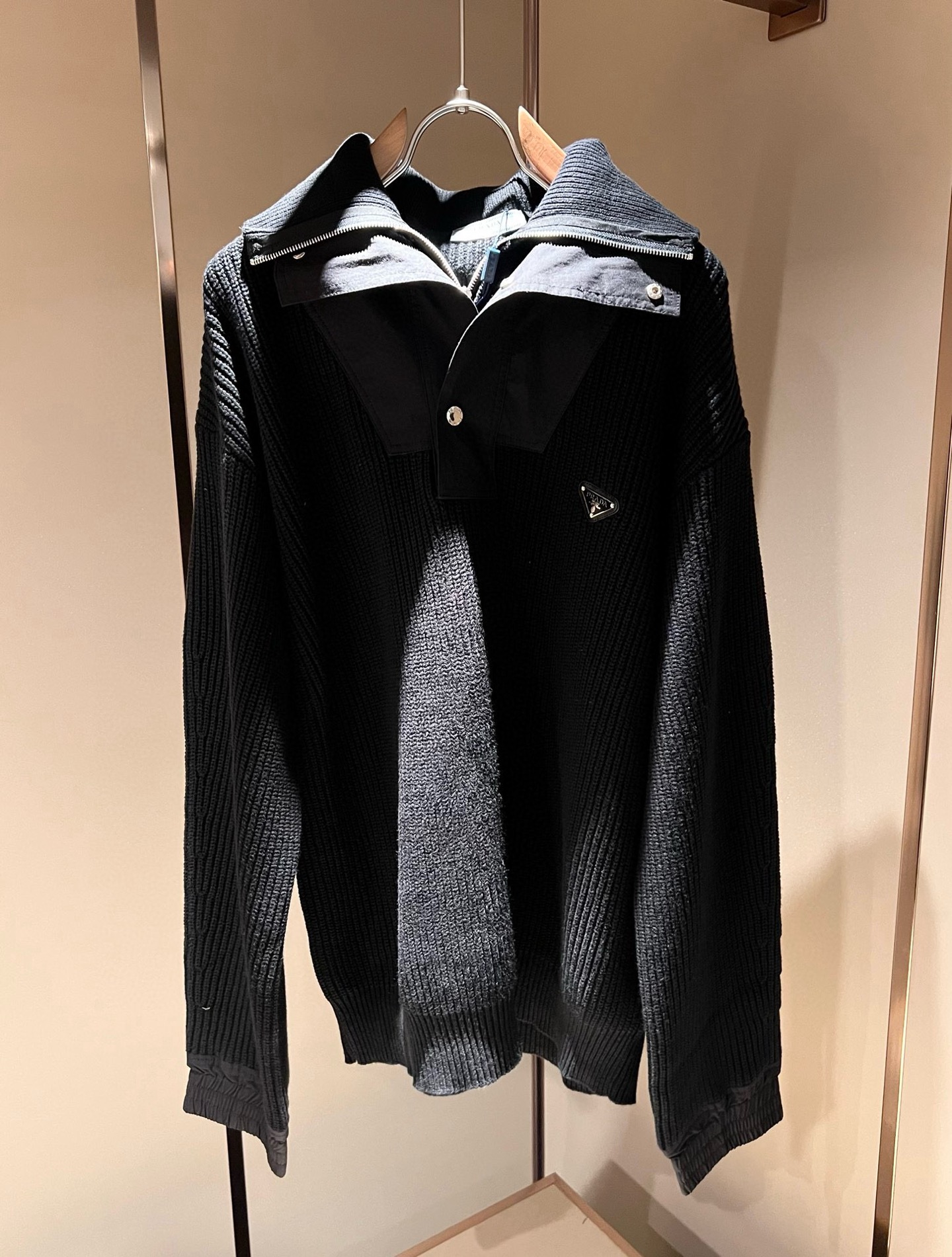 NO:600637,PRAD*A's 2025 new autumn and winter men's knitted woolen sweaters, the latest model is exclusively available on the entire network!  !  ~It is both classic and fashionable, who doesn’t love it? It shows the classic again, it is very eye-catching, and it has a low-luxury aura and recognition!  Pr*da's traditional brand concept and modern advanced technology are perfectly combined. Coupled with an extremely modern and simple design, Pr*da's exclusive three-dimensional triangle logo hardware design!  Customized 100% imported wool fabric!  The texture of this model is quite impressive. You can tell the specifications and grades at your fingertips. The level of finesse and breathability are top-notch!  Size M-3XL,,prada,alexander wang19860909PRAD*A普*达2025秋冬新款男士针织羊毛衫,最新款全网独家首上！！~既经典有时尚百搭,谁不爱啊,将经典再次展现,非常的耐看,自带低奢光环与辨识度！Pr*da传统的品牌理念和现代化的先进技术进行了完美结合.加上极其现代摩登风范的简约设计,p家专属立体三角标识五金设计！定制百分百进口羊毛面料！此款的质感相当感人 触手便知规格档次 细腻程度与透气效果堪称顶级！尺码M-3XL,,prada,alexander wang,Men's clothing