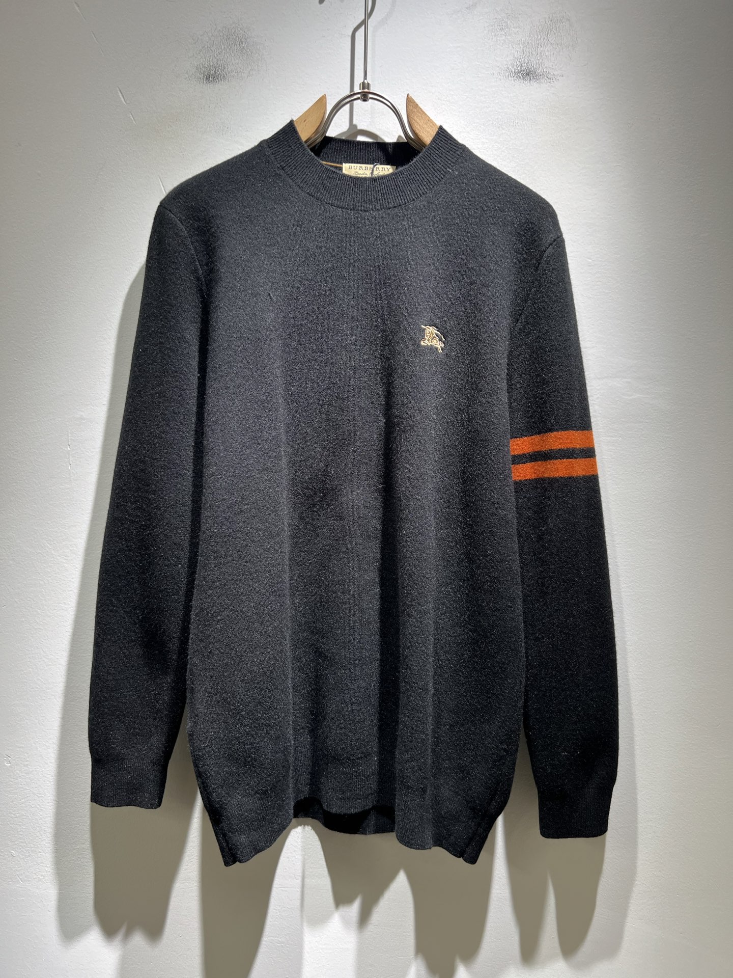 NO:600623,Bur*erry 2025 autumn and winter new men's knitted wool sweater, the brand's latest design elements!  It’s neither monotonous nor complicated, just the right amount to show off your taste!  Customized top-quality original wool fabrics for customers!  The unique luxury feel of the fabric presents a simple and elegant temperament!  Logo embroidery design on the chest!  The matching design has the brand’s unique style charm!  Standard cut design!  Every detail is in sync with high-end fashion. Sizes M-3XL, burberry, alexander wang19860909Bur*erry 巴*莉 2025秋冬新款男士针织羊毛衫,品牌最新设计元素！既不单调也不复杂,恰到好处的展现品味！客供定制羊毛顶级原版专属面料！面料独具的高奢感呈现简约优雅气质！胸前标识logo刺绣设计！搭配设计极具品牌独特风格魅力！标准裁剪设计！每一处细节都是与高端时尚同步的体现.尺码M-3XL,,burberry,alexander wang,Men's clothing