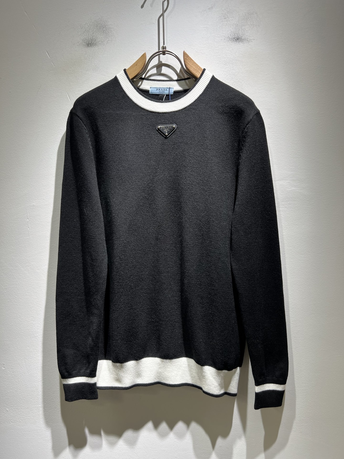 NO:600629,PRAD*A's 2025 new autumn and winter men's knitted woolen sweaters, the latest model is exclusively available on the entire network!  !  ~It is both classic and fashionable, who doesn’t love it? It shows the classic again, it is very eye-catching, and it has a low-luxury aura and recognition!  Pr*da's traditional brand concept and modern advanced technology are perfectly combined. Coupled with an extremely modern and simple design, Pr*da's exclusive three-dimensional logo pattern badge design!  Customized 100% imported wool fabric!  The texture of this model is quite impressive. You can tell the specifications and grades at your fingertips. The level of finesse and breathability are top-notch!  Size M-3XL,,prada,alexander wang19860909PRAD*A普*达2025秋冬新款男士针织羊毛衫,最新款全网独家首上！！~既经典有时尚百搭,谁不爱啊,将经典再次展现,非常的耐看,自带低奢光环与辨识度！Pr*da传统的品牌理念和现代化的先进技术进行了完美结合.加上极其现代摩登风范的简约设计,p家专属立体标识logo图案徽章设计！定制百分百进口羊毛面料！此款的质感相当感人 触手便知规格档次 细腻程度与透气效果堪称顶级！尺码M-3XL,,prada,alexander wang,Men's clothing