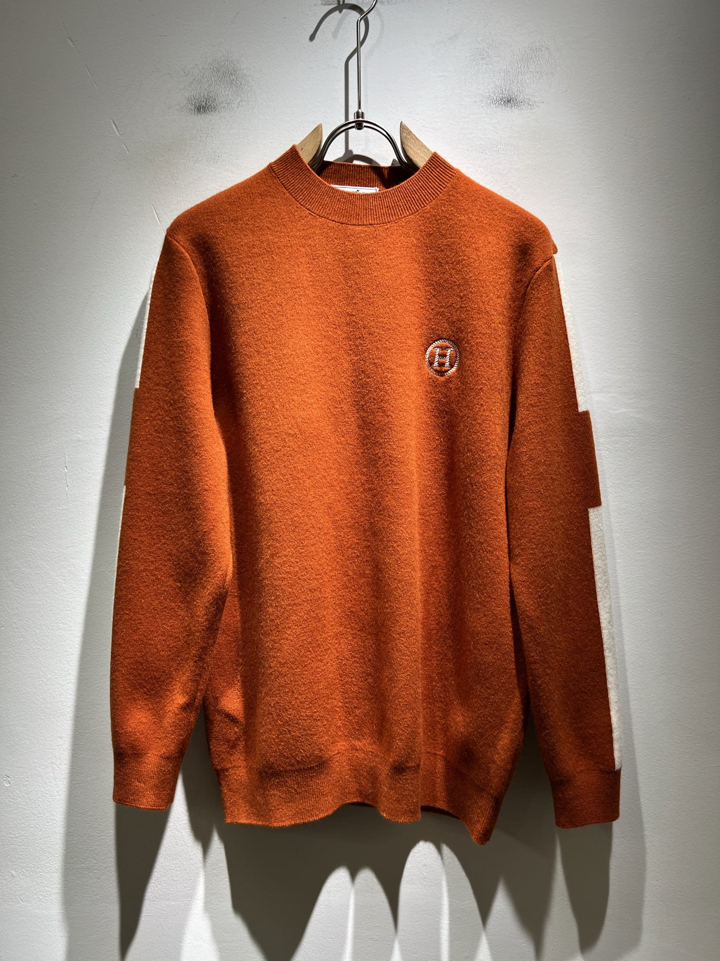 NO:600646,Her*mes 2025 autumn and winter new men's knitted woolen sweater, a brand new and upgraded versatile basic style, low-key luxury, the choice of quality!  It is made of high-quality wool and has strong vertical performance. It has a strong artistic sense and H logo embroidery design. The craftsmanship is meticulous and highly recognizable, showing a new brand micro-label culture!  Classic and perfect design, precise cutting. Simple and elegant style, but also able to show fashionable charm in daily leisure life. Size M-3XL,, alexander wang19860909Her*mes爱*仕2025秋冬新款男士针织羊毛衫,全新升级百搭基础款,低调奢华,品格之选！甄选优质精选优质羊毛打造而成,有着超强的垂直性能 艺术感极强H标志logo刺绣工艺设计,工艺细致,辨识度极高,展现全新品牌微标文化！经典完美版型设计,在裁剪上精准到位.简约大气风格,又能在日常休闲生活中展现时尚魅力.尺码M-3XL,,alexander wang,Men's clothing