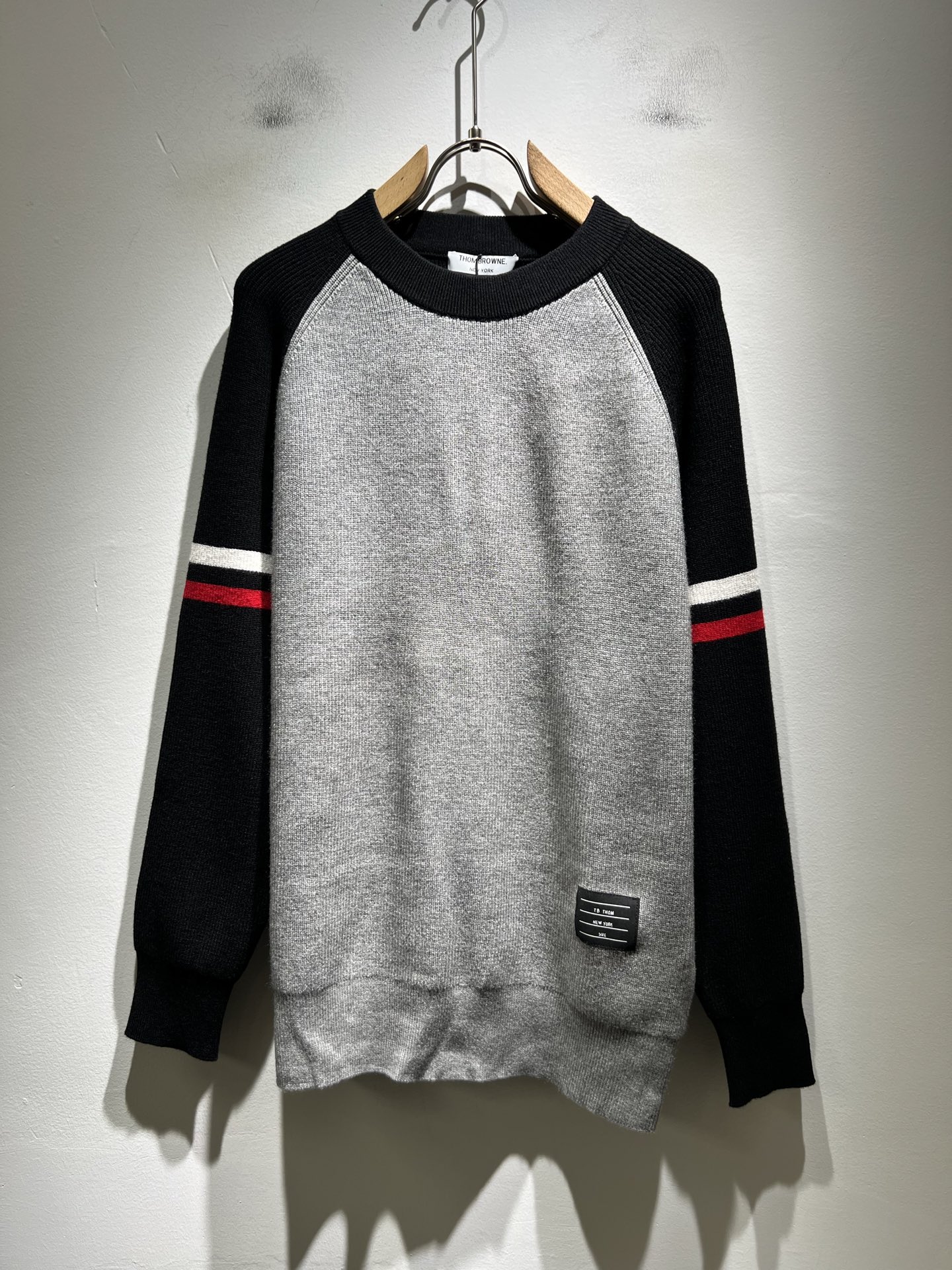 NO:600626,ThomBrow*e's 2025 autumn and winter new knitted wool sweater for men and women, this year's new counter product, super soft wool fabric for men and women!  A fashionable and versatile model for the city, it is sure to be super popular this year. It is a must-have artifact for autumn and winter. It has a unique texture and a soft and smooth feel. It is not a product that can be compared with ordinary fabrics. Regular knitted wool fabric design, crocheted with classic iconic stripe design!  A rare model that can only be found. Very attractive design, liningless inseam binding technology, and very detailed. It is a model that requires a lot of attention to technology. Details determine the high-end. Minimalist design elements of the season, a must-have item for trendy men, perfect fit, highly recommended!  Size M-2XL.,,alexander wang19860909ThomBrow*e汤姆*朗2025秋冬新款男女同款针织羊毛衫,今年的专柜新品,男女同款超软羊毛面料！时尚都市百搭款,今年必定超火爆,秋冬必备神器,质感独特,手感柔嫩顺滑,不是一般面料所能对比的产品.常规的针织羊毛面料设计,钩织搭配经典标识性经典条纹设计！可遇不可求的款 非常极具魅力的设计,无里布内缝包边工艺,细节非常到位,要非常讲究技术的一款,细节决定高端.极简当季的设计元素,潮男必备单品,完美版型,强烈推荐！尺码M-2XL.,,alexander wang,Men's clothing