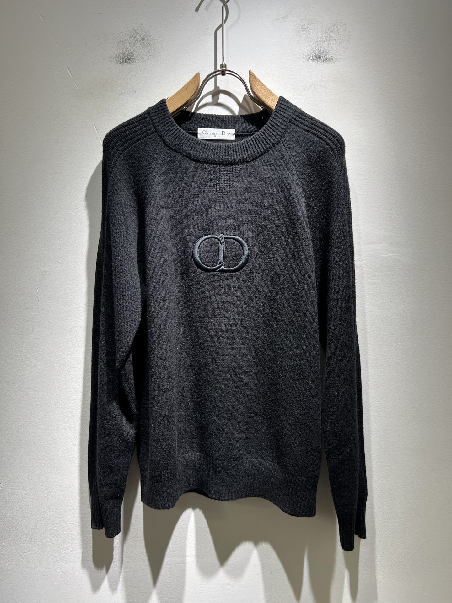 NO:600638,Dio*Dijia's new 2025 autumn and winter knitted woolen sweaters for men and women are on sale simultaneously at counters!  Customized exclusive wool fabric, easy to match and versatile, extremely high-grade, perfectly integrated into fashion and style, a top-notch fashionable style that is perfect for outer wear!  The whole thing gives people a natural feeling!  The ultimate classic uses the latest three-dimensional letter logo element embroidery design!  The ultimate heavy work, the ultimate perfection!  Fans who pursue high quality should rush to buy it by themselves, and we sincerely invite all fans who know the goods to appreciate this model together!  !  Size M-3XL,,dior,dior,alexander wang19860909Dio*迪家 2025秋冬新款男女同款针织羊毛衫,专柜同步发售！定制专属羊毛面料,从容百搭,档次极高,完美融入时尚还有风情感一款完美符合外穿的顶尖时髦气质款！整体给人浑然天成的感觉！极致经典采用最新立体字母logo元素刺绣设计！极致的重工极致的完美！追求高品质的粉丝们请自行抢购,诚邀所有识货的粉丝一同鉴赏此款！！尺码M-3XL,,dior,dior,alexander wang,Men's clothing