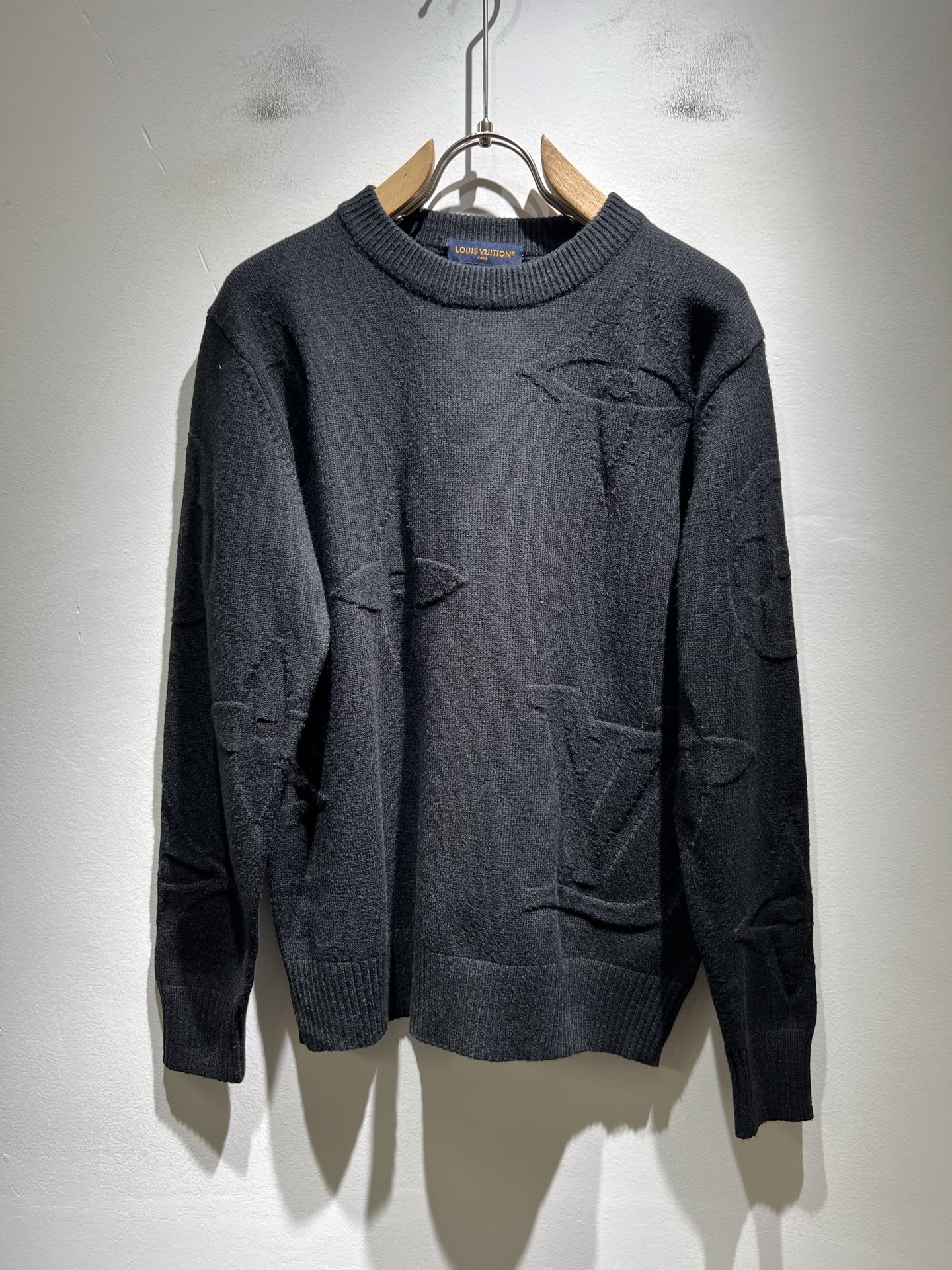 NO:600643,Louis Vuit*on 2025 autumn and winter Louis family light luxury knitted woolen sweater!  Same decoration for men and women!  The new high-end of the Louis family, the details and quality are always so perfect, and the creative designs are endless. You are not a fashionista if you don’t buy a few pieces of Louis this autumn and winter. The logo pattern on the chest is crocheted!  It is something that everyone loves. Made of top-quality wool blend, it is super soft and tough, and has excellent breathability. It comes from world-class trading OEM channels, and the quantity is extremely rare and sold out. It is a presbyopic item that is released every year by 'Donkey Brand'.  The body logo presents an unusual texture, clean and neat. This is the Louis family's unique skill and the latest craftsmanship of this season. The level of detail has reached the top, and the slim and three-dimensional tailoring is a unique design. It is a fusion of luxury and fashion!  Size M-3XL,,louis vuitton,louis vuitton,louis vuitton,alexander wang19860909Louis Vuit*on 2025秋冬路易家族轻奢针织羊毛衫！男女同款装饰！ 路易家族的新高端,细节品质永远的那么完美无瑕,创意设计层出不穷.今年秋冬季节没有入手几件路易你算不上时尚达人.胸前logo图案钩织设计！实属人见人爱的东西.顶级羊毛混纺打造,超级柔软且具有韧性,透气感也是绝佳.来自世界级贸易级别的代工厂渠道,数量极其稀少售完无补.“驴牌”每年都会出的老花单品,立体Logo呈现不一般的质感,干净俐落.这是路易家族的看家绝活也是本季度的最新工艺.细致化程度已经达到顶端了,修身立体剪裁的版型设计堪称一绝.属于奢华与时尚的融合！尺码M-3XL,,louis vuitton,louis vuitton,louis vuitton,alexander wang,Men's clothing