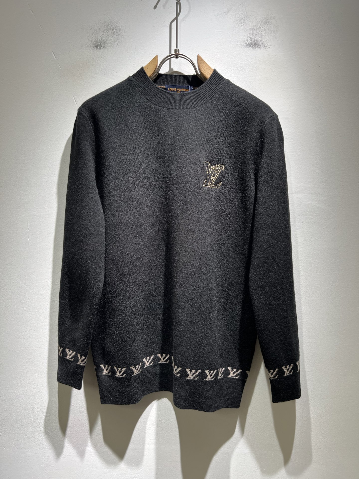 NO:600635,Louis Vuit*on 2025 autumn and winter Louis family light luxury knitted woolen sweater!  Same decoration for men and women!  The new high-end of the Louis family, the details and quality are always so perfect, and the creative designs are endless. You are not a fashionista if you don’t buy a few pieces of Louis this autumn and winter. The logo pattern on the chest is crocheted!  It is something that everyone loves. Made of top-quality wool blend, it is super soft and tough, and has excellent breathability. It comes from world-class trading OEM channels, and the quantity is extremely rare and sold out. It is a presbyopic item that is released every year by 'Donkey Brand'.  The body logo presents an unusual texture, clean and neat. This is the Louis family's unique skill and the latest craftsmanship of this season. The level of detail has reached the top, and the slim and three-dimensional tailoring is a unique design. It is a fusion of luxury and fashion!  Size M-3XL,,louis vuitton,louis vuitton,louis vuitton,alexander wang19860909Louis Vuit*on 2025秋冬路易家族轻奢针织羊毛衫！男女同款装饰！ 路易家族的新高端,细节品质永远的那么完美无瑕,创意设计层出不穷.今年秋冬季节没有入手几件路易你算不上时尚达人.胸前logo图案钩织设计！实属人见人爱的东西.顶级羊毛混纺打造,超级柔软且具有韧性,透气感也是绝佳.来自世界级贸易级别的代工厂渠道,数量极其稀少售完无补.“驴牌”每年都会出的老花单品,立体Logo呈现不一般的质感,干净俐落.这是路易家族的看家绝活也是本季度的最新工艺.细致化程度已经达到顶端了,修身立体剪裁的版型设计堪称一绝.属于奢华与时尚的融合！尺码M-3XL,,louis vuitton,louis vuitton,louis vuitton,alexander wang,Men's clothing