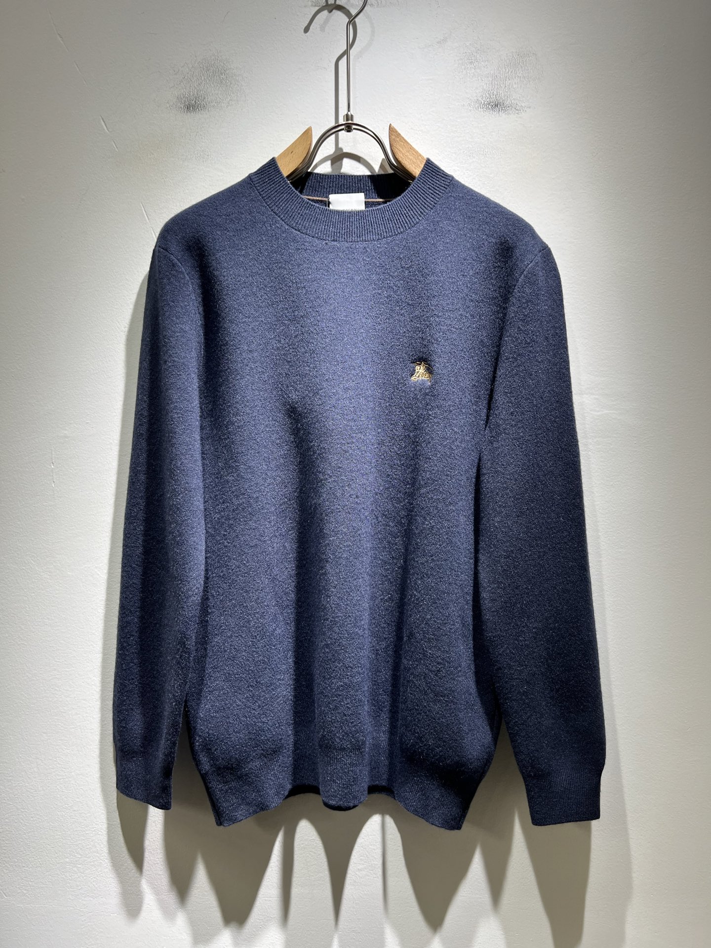 NO:600640,Bur*erry 2025 autumn and winter new men's knitted wool sweater, the brand's latest design elements!  It’s neither monotonous nor complicated, just the right amount to show off your taste!  Customized top-quality original wool fabrics for customers!  The unique luxury feel of the fabric presents a simple and elegant temperament!  Logo embroidery design on the chest!  The matching design has the brand’s unique style charm!  Standard cut design!  Every detail is in sync with high-end fashion. Sizes M-3XL, burberry, alexander wang19860909Bur*erry 巴*莉 2025秋冬新款男士针织羊毛衫,品牌最新设计元素！既不单调也不复杂,恰到好处的展现品味！客供定制羊毛顶级原版专属面料！面料独具的高奢感呈现简约优雅气质！胸前标识logo刺绣设计！搭配设计极具品牌独特风格魅力！标准裁剪设计！每一处细节都是与高端时尚同步的体现.尺码M-3XL,,burberry,alexander wang,Men's clothing