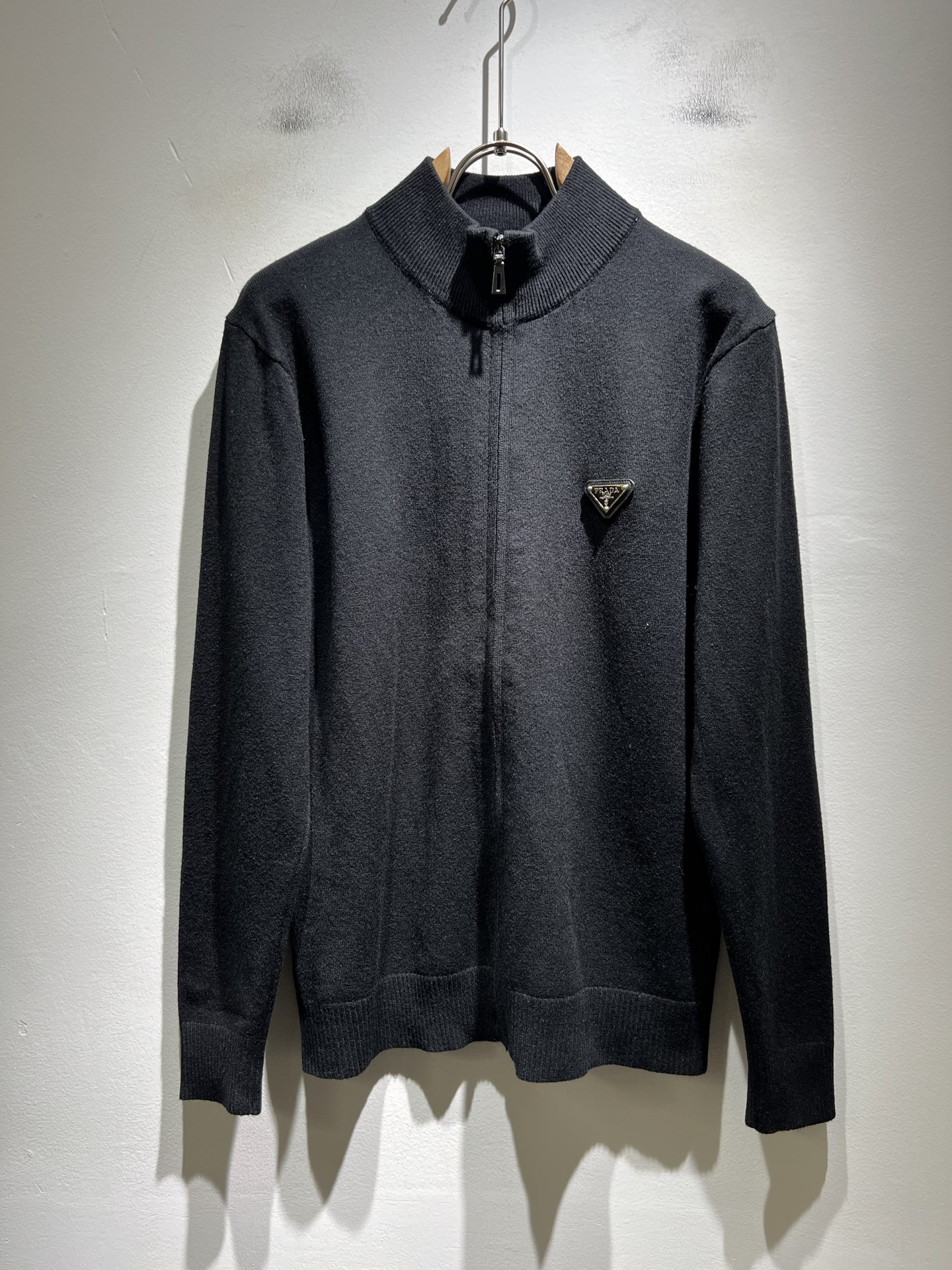 NO:600641,PRAD*A's 2025 new autumn and winter men's knitted woolen sweaters, the latest model is exclusively available on the entire network!  !  ~It is both classic and fashionable, who doesn’t love it? It shows the classic again, it is very eye-catching, and it has a low-luxury aura and recognition!  Pr*da's traditional brand concept and modern advanced technology are perfectly combined. Coupled with an extremely modern and simple design, Pr*da's exclusive three-dimensional logo pattern badge design!  Customized 100% imported wool fabric!  The texture of this model is quite impressive. You can tell the specifications and grades at your fingertips. The level of finesse and breathability are top-notch!  Size M-3XL,,prada,alexander wang19860909PRAD*A普*达2025秋冬新款男士针织羊毛衫,最新款全网独家首上！！~既经典有时尚百搭,谁不爱啊,将经典再次展现,非常的耐看,自带低奢光环与辨识度！Pr*da传统的品牌理念和现代化的先进技术进行了完美结合.加上极其现代摩登风范的简约设计,p家专属立体标识logo图案徽章设计！定制百分百进口羊毛面料！此款的质感相当感人 触手便知规格档次 细腻程度与透气效果堪称顶级！尺码M-3XL,,prada,alexander wang,Men's clothing