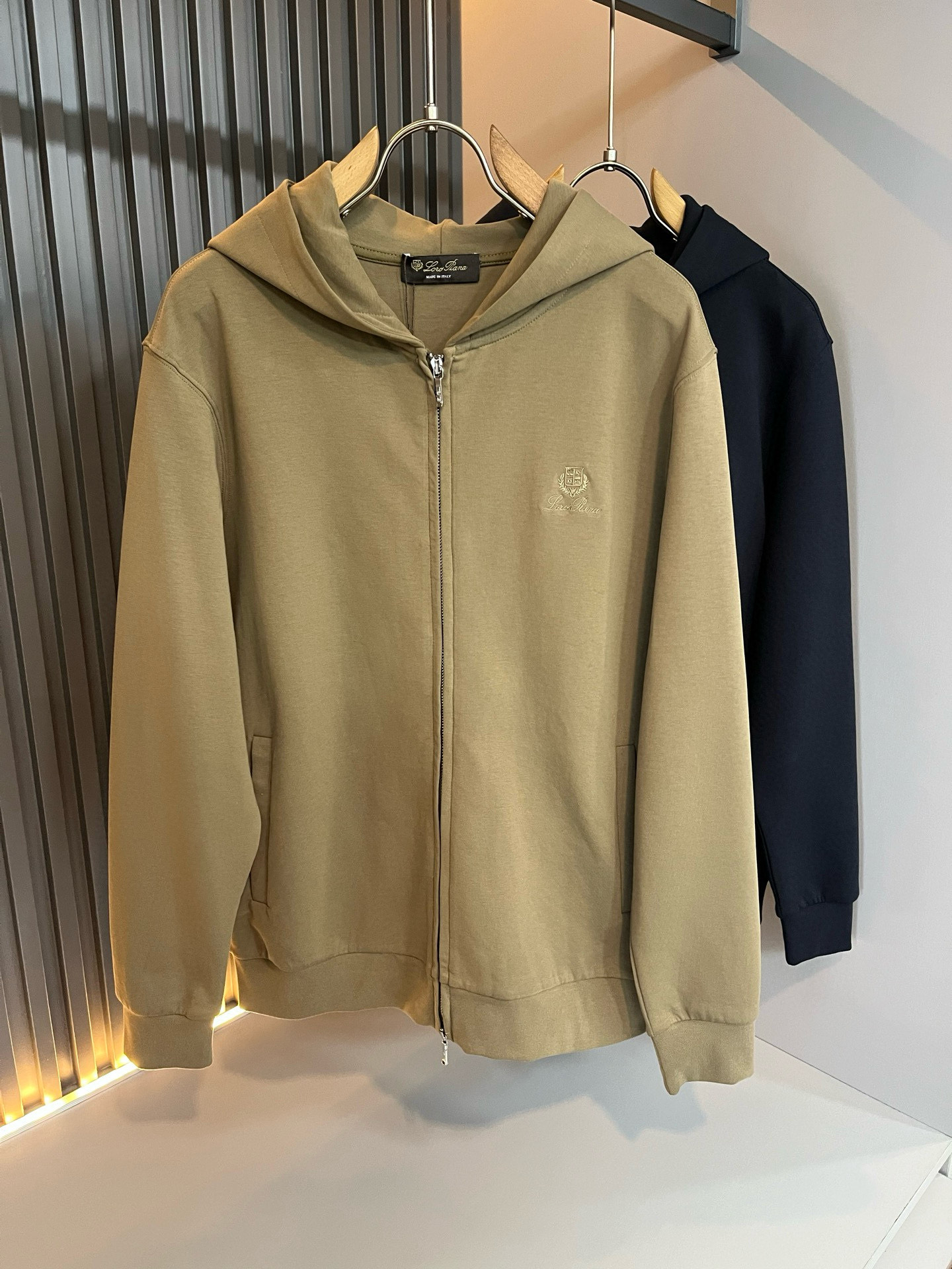 NO:600602,Loro Piana 2025 autumn and winter new men's sweatshirts, orders from foreign trade companies!  Logo embroidery design on the chest!  Customer-supplied baby velvet cotton material, one of the classic proprietary fabrics!  The texture is light, soft and delicate to the touch, but the shape is straight and stylish!  It adopts multi-layer structure and has windproof performance. Details and ultimate luxury... perfectly interpret high-quality appearance. Sizes M-3XL,,loro piana,hoodie,sweatshirts,alexander wang19860909Loro Piana诺悠翩雅 2025秋冬新品男士卫衣,外贸公司订单！胸前logo图案刺绣设计！客供婴儿绒棉材质,经典的专有织物之一！ 质地轻盈、触感又柔软细腻、但型态又笔挺有型！ 采用多层结构、具备防风性能. 细节、奢华极致… 完美演绎高品质品相.尺码M-3XL,,loro piana,hoodie,sweatshirts,alexander wang,Men's clothing