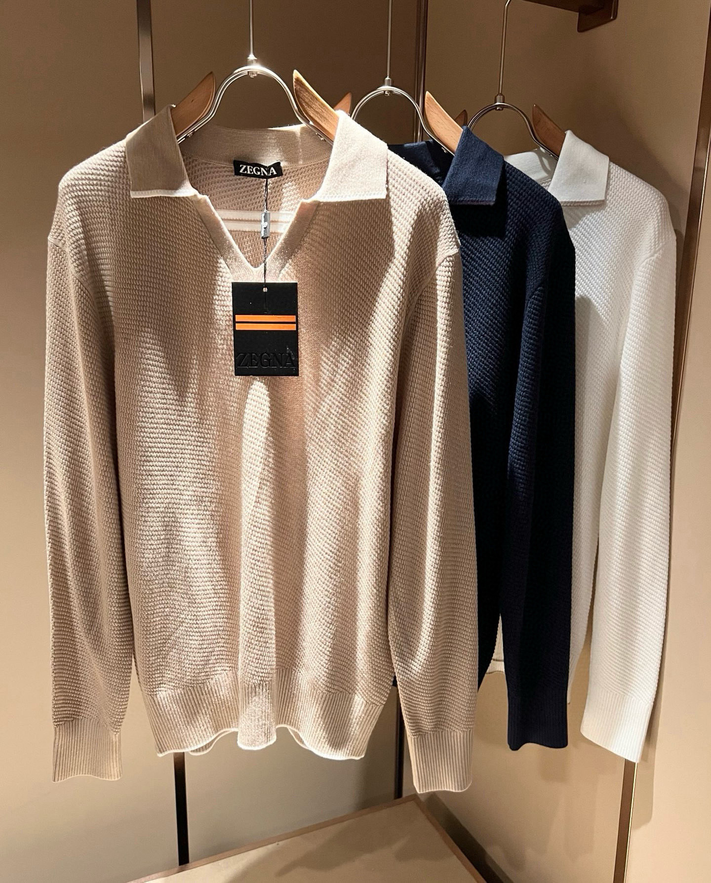 NO:600621,Ermenegildo Zeg*a 2025 new autumn and winter men's casual sweaters, orders from foreign trade companies!  It is one of Zegna’s classic proprietary fabrics!  Striped crochet logo pattern design!  Customized original fabric!  It feels soft and delicate, but the shape is straight and stylish!  The details are extremely luxurious... perfect interpretation of high-quality appearance. Sizes M-3XL,,zegna,alexander wang19860909Ermenegildo Zeg*a杰*亚 2025秋冬新品男士休闲针织衫,外贸公司订单！是杰尼亚经典的专有织物之一！条纹钩织logo图案设计！定制原版面料！触感又柔软细腻、但型态又笔挺有型！ 细节奢华极致… 完美演绎高品质品相.尺码M-3XL,,zegna,alexander wang,Men's clothing