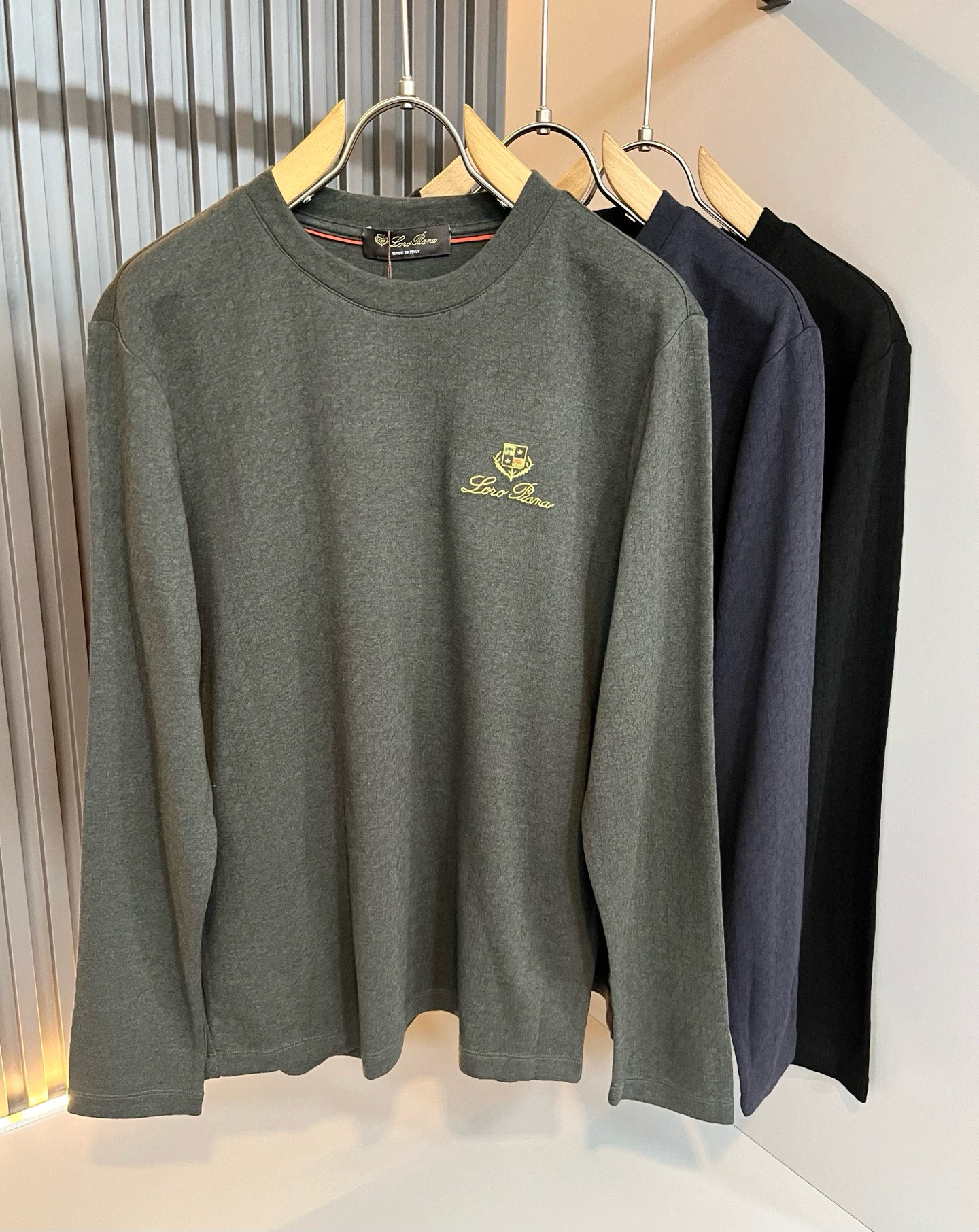 NO:600604,Loro Piana 2025 autumn and winter men's latest trade order bottoming shirt, all in good condition!  !  The back panel is designed with logo embroidery!  Customized baby fleece fabric!  The upper body is comfortable and breathable, not stiff, and the overall body has a rich three-dimensional feel. It is a quality export order and is customized with exclusive baby velvet fabric tailoring to meet the simple needs of commuters. The upper body effect is very good, slimming, and not picky about the figure. The fabric workmanship... is impeccable. Only good craftsmanship and good fabrics can produce a good taste. It is a must-have item for everyone!  Size M-3XL,,loro piana,alexander wang19860909Loro Piana诺悠翩雅 2025秋冬男士最新的贸易订单打底衫,全品相！！后幅采用logo图案刺绣设计！定制婴儿绒面料！上身舒适透气,不僵硬,整体有着丰富的立体感,品质出口订单,定制专属婴儿绒面料剪裁,满足通勤人们对于着装的简约需求,上身效果很好,显瘦,不挑剔身材.面料做工....无可挑剔,好工艺好面料才能穿出好品味一款,人手必备单品！尺码M-3XL,,loro piana,alexander wang,Men's clothing