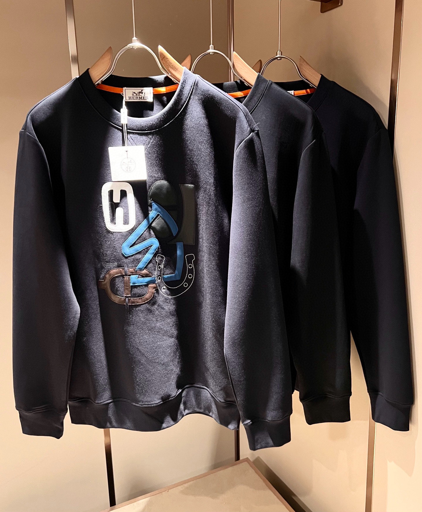 NO:600613,Her*mes 2025 autumn and winter new style sweatshirts for men and women, newly upgraded and versatile basic style, low-key luxury, the choice of quality!  Made of high-quality selected pure cotton, it has good hygroscopicity, is comfortable and breathable, allows you to enjoy a relaxed wearing experience, and has super vertical performance. It has a strong artistic sense and iconic logo embroidery design, meticulous craftsmanship, and high recognition, showing a new brand micro-label culture!  Classic and perfect design, precise cutting. Simple and elegant style, but also able to show fashionable charm in daily casual life. Sizes M-3XL, hoodie, sweatshirts, alexander wang19860909Her*mes爱*仕2025秋冬新款男女同款卫衣,全新升级百搭基础款,低调奢华,品格之选！甄选优质精选纯棉打造而成,吸湿性好,舒适透气,享受轻松自在的穿着体验,有着超强的垂直性能 艺术感极强标志性logo刺绣设计,工艺细致,辨识度极高,展现全新品牌微标文化！经典完美版型设计,在裁剪上精准到位.简约大气风格,又能在日常休闲生活中展现时尚魅力.尺码M-3XL,,hoodie,sweatshirts,alexander wang,Men's clothing