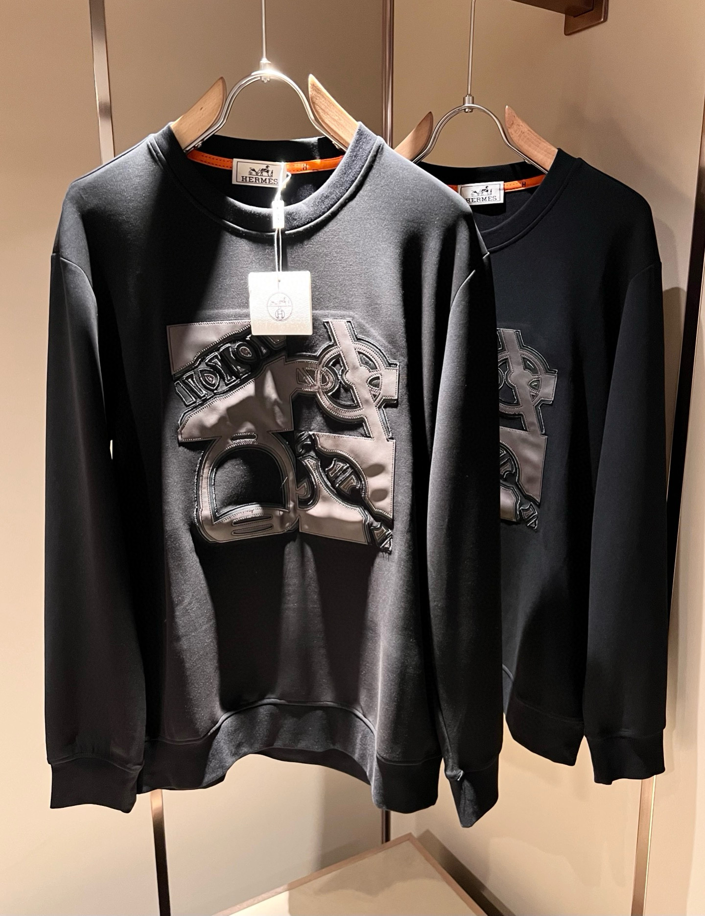 NO:600617,Her*mes 2025 autumn and winter new style sweatshirts for men and women, newly upgraded and versatile basic style, low-key luxury, the choice of quality!  Made of high-quality selected pure cotton, it has good hygroscopicity, is comfortable and breathable, allows you to enjoy a relaxed wearing experience, and has super vertical performance. It has a strong artistic sense and iconic logo embroidery design, meticulous craftsmanship, and high recognition, showing a new brand micro-label culture!  Classic and perfect design, precise cutting. Simple and elegant style, but also able to show fashionable charm in daily casual life. Sizes M-3XL, hoodie, sweatshirts, alexander wang19860909Her*mes爱*仕2025秋冬新款男女同款卫衣,全新升级百搭基础款,低调奢华,品格之选！甄选优质精选纯棉打造而成,吸湿性好,舒适透气,享受轻松自在的穿着体验,有着超强的垂直性能 艺术感极强标志性logo刺绣设计,工艺细致,辨识度极高,展现全新品牌微标文化！经典完美版型设计,在裁剪上精准到位.简约大气风格,又能在日常休闲生活中展现时尚魅力.尺码M-3XL,,hoodie,sweatshirts,alexander wang,Men's clothing