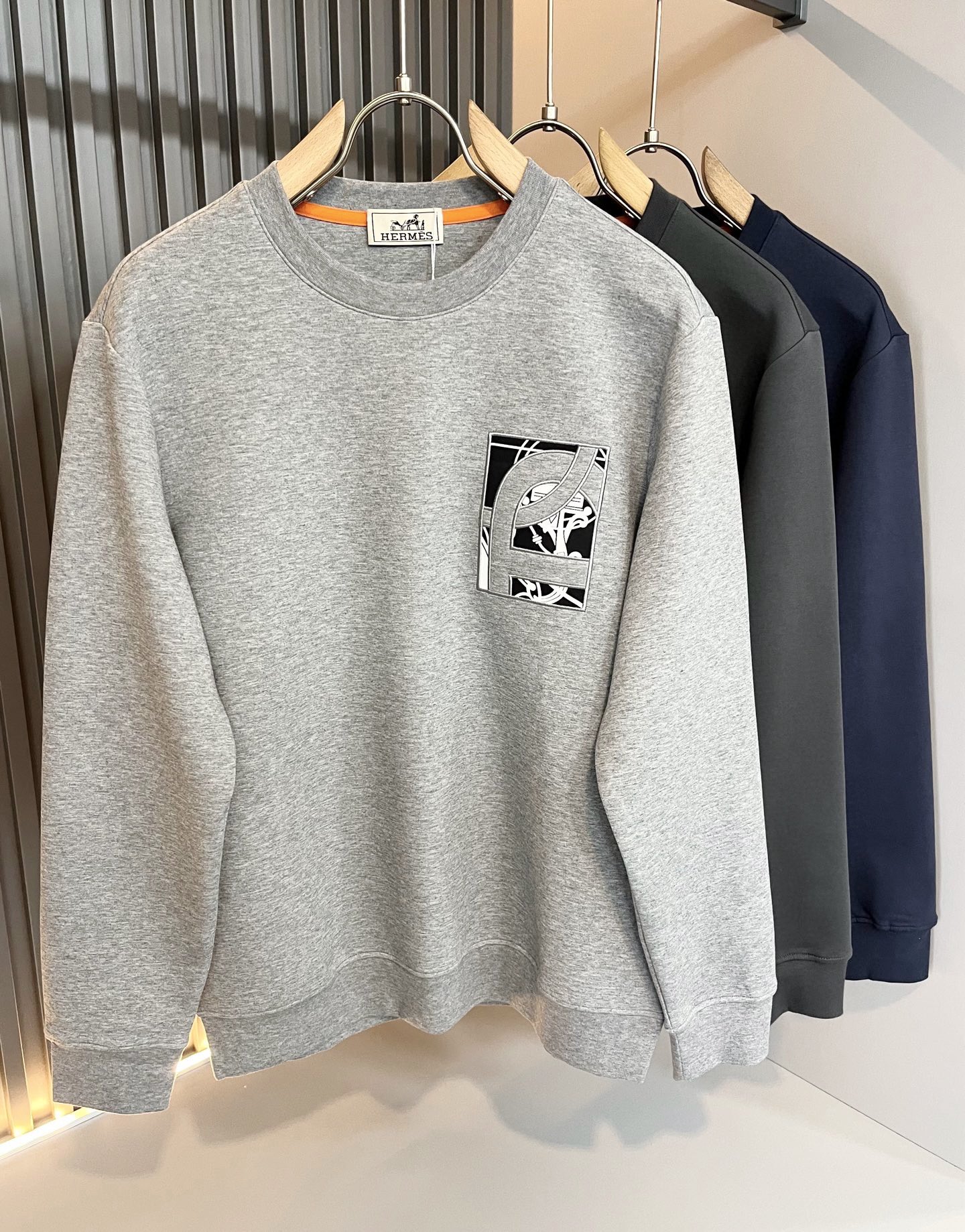 NO:600608,Her*mes 2025 autumn and winter new men's long-sleeved sweatshirt, a newly upgraded and versatile basic style, low-key luxury, a choice of quality!  Select high-quality selected pure cotton fabrics!  It is made to enjoy a relaxed and comfortable wearing experience, with super vertical performance. It has a strong artistic sense and iconic logo embroidery design. The craftsmanship is meticulous and highly recognizable, showing a new brand micro-label culture!  Classic and perfect design, precise cutting. Simple and elegant style, but also able to show fashionable charm in daily casual life. Sizes M-3XL, hoodie, sweatshirts, alexander wang19860909Her*mes爱*仕2025秋冬新款男士长袖卫衣,全新升级百搭基础款,低调奢华,品格之选！甄选优质精选纯棉面料！打造而成,享受轻松自在的穿着体验,有着超强的垂直性能 艺术感极强标志性logo刺绣工艺设计,工艺细致,辨识度极高,展现全新品牌微标文化！经典完美版型设计,在裁剪上精准到位.简约大气风格,又能在日常休闲生活中展现时尚魅力.尺码M-3XL,,hoodie,sweatshirts,alexander wang,Men's clothing