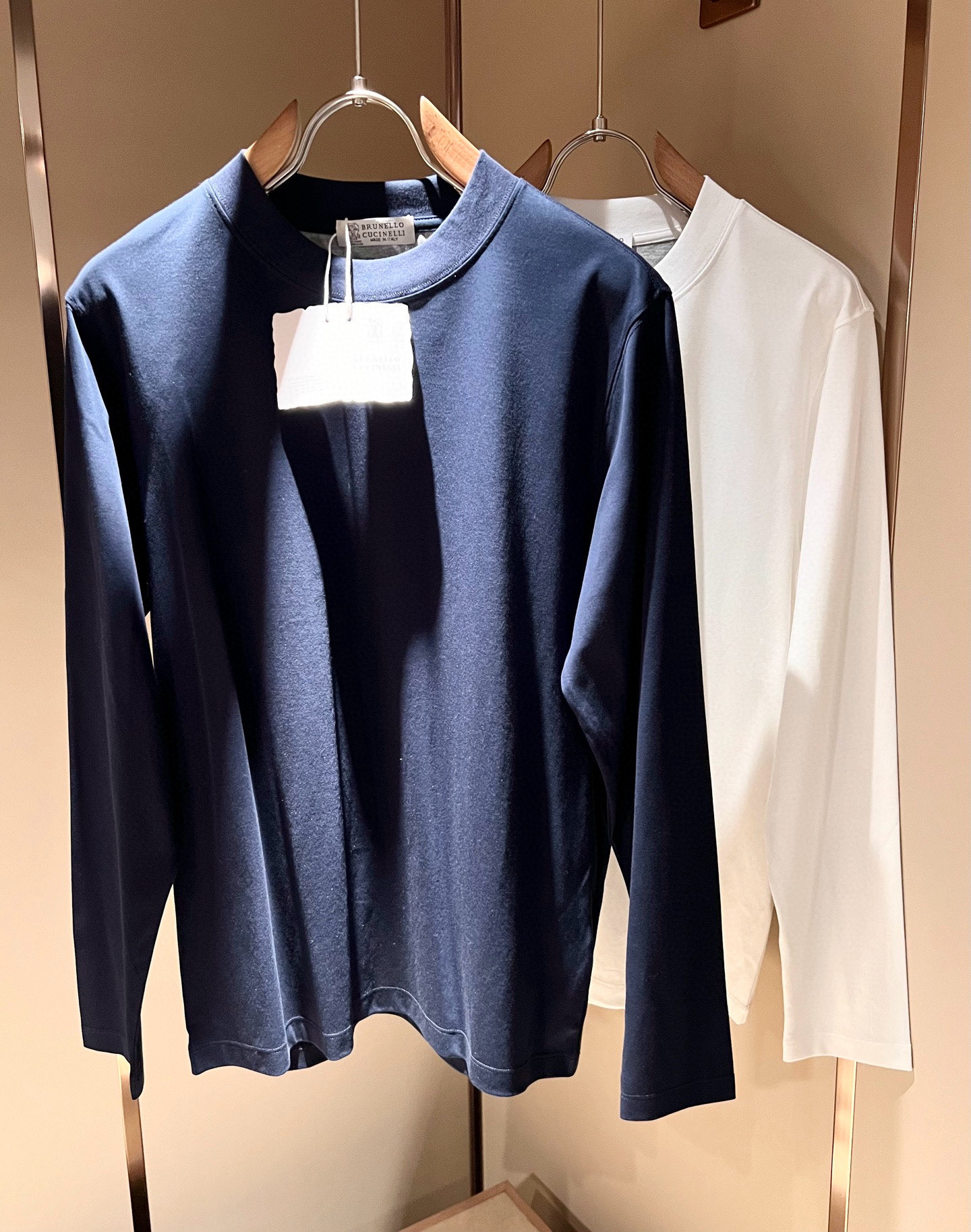 NO:600625,BC-Brunello Cucineli 2025 new autumn men's long-sleeved base layer, a fashionable and versatile item that many celebrities love to wear!  It’s super good-looking. Friends who like classic simplicity must not miss this one!  The calm and elegant brand style has always been favored by the upper class! It is also the best choice for fashion items!  The upper body is so handsome, highly recommended!  !  !  The biggest attraction of this short-sleeved shirt is not only its own brand added value, but also the fact that this short-sleeved shirt is very cost-effective in terms of color matching and material!  Customized original exclusive fabric material design!  Eco-friendly washing, customized fabrics, and pre-shrinking treatment ensure a crisp fit. The combed cotton fabric feels super soft and smooth and absorbs sweat!  It does not deform after washing, feels comfortable and smooth, and the upper body is soft and comfortable. The classic fashionable lapel design is simple but not complicated, and it is very attractive!  Size M-3XL,, brunello cucinelli, T-shirt, alexander wang19860909BC-Brunello Cucineli 2025秋季新款男士长袖打底,众多明星都爱穿的时尚百搭单品！超级好看,喜欢经典简约的朋友,一定不能错过了这款！沉稳大气的品牌风格一直以来备受上层人士的青睐!也是时尚单品的不二之选！ 上身帅到爆了,强烈推荐！！！这件短袖最大的吸引力除了他本身的品牌附加值,更加肯定的是这款短袖无论在颜色搭配还是材质上都有很高的性价比！ 定制原版专属面料材质设计！环保水洗,定制面料,预缩处理,确保版型的挺括,精梳棉面料手感超柔顺滑又吸汗！洗水不变形,手感舒适顺滑,上身柔和舒适,经典的时尚翻领设计,精简不繁,很是耐看！码数M-3XL,,brunello cucinelli,T-shirt,alexander wang,Men's clothing