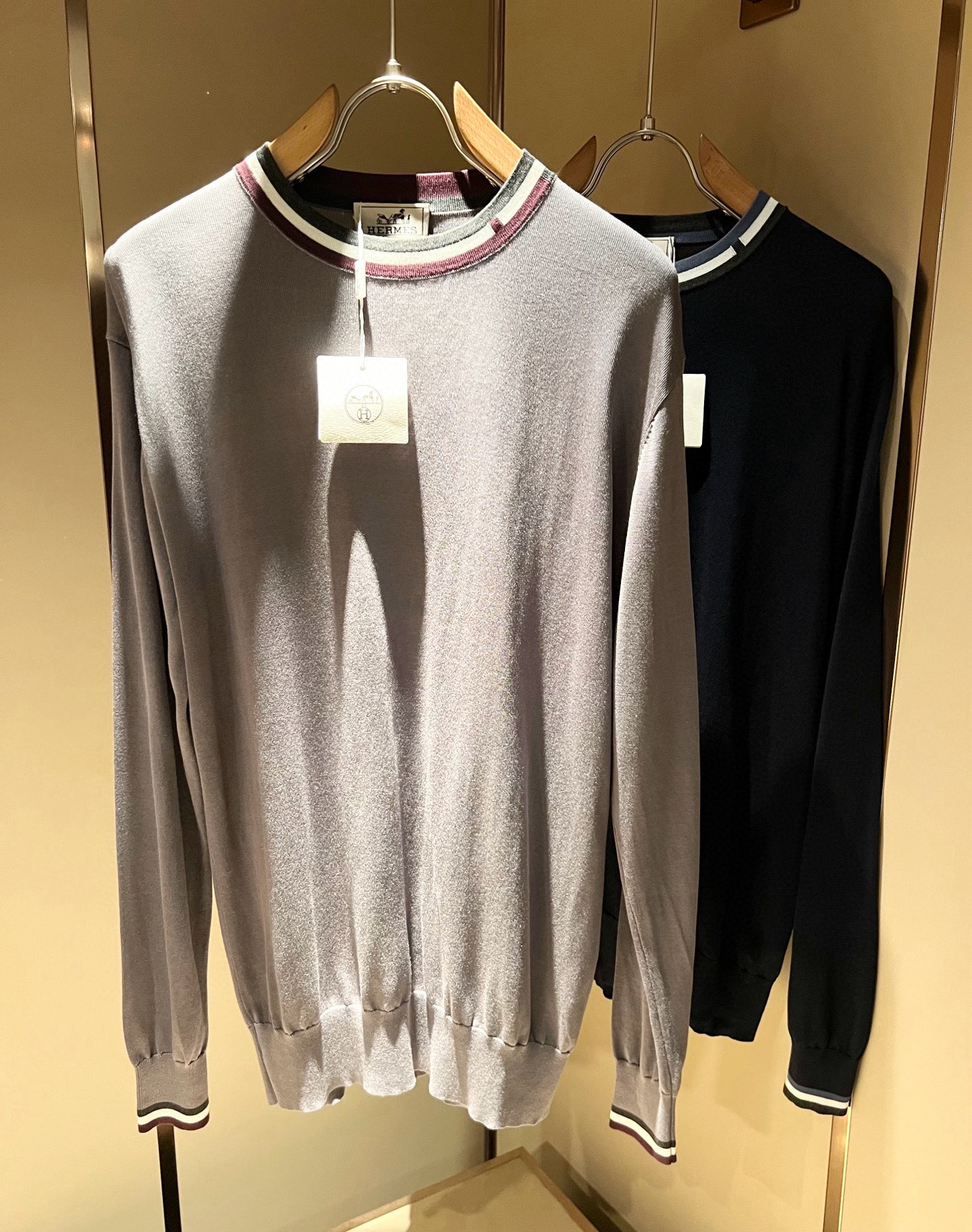 NO:600631,Her*mes 2025 autumn and winter new men's knitted sweater, a newly upgraded and versatile basic style, low-key luxury, the choice of quality!  Knitted design with logo pattern on the neckline!  It is made of high-quality and selected high-quality wool. It has super vertical performance, meticulous craftsmanship, and high recognition, showing a new brand micro-label culture!  Classic and perfect design, precise cutting. Simple and elegant style, but also able to show fashionable charm in daily leisure life. Size M-3XL,, alexander wang19860909Her*mes爱*仕2025秋冬新款男士针织衫,全新升级百搭基础款,低调奢华,品格之选！领口logo图案针织设计！甄选优质精选优质羊毛打造而成,有着超强的垂直性能 工艺细致,辨识度极高,展现全新品牌微标文化！经典完美版型设计,在裁剪上精准到位.简约大气风格,又能在日常休闲生活中展现时尚魅力.尺码M-3XL,,alexander wang,Men's clothing