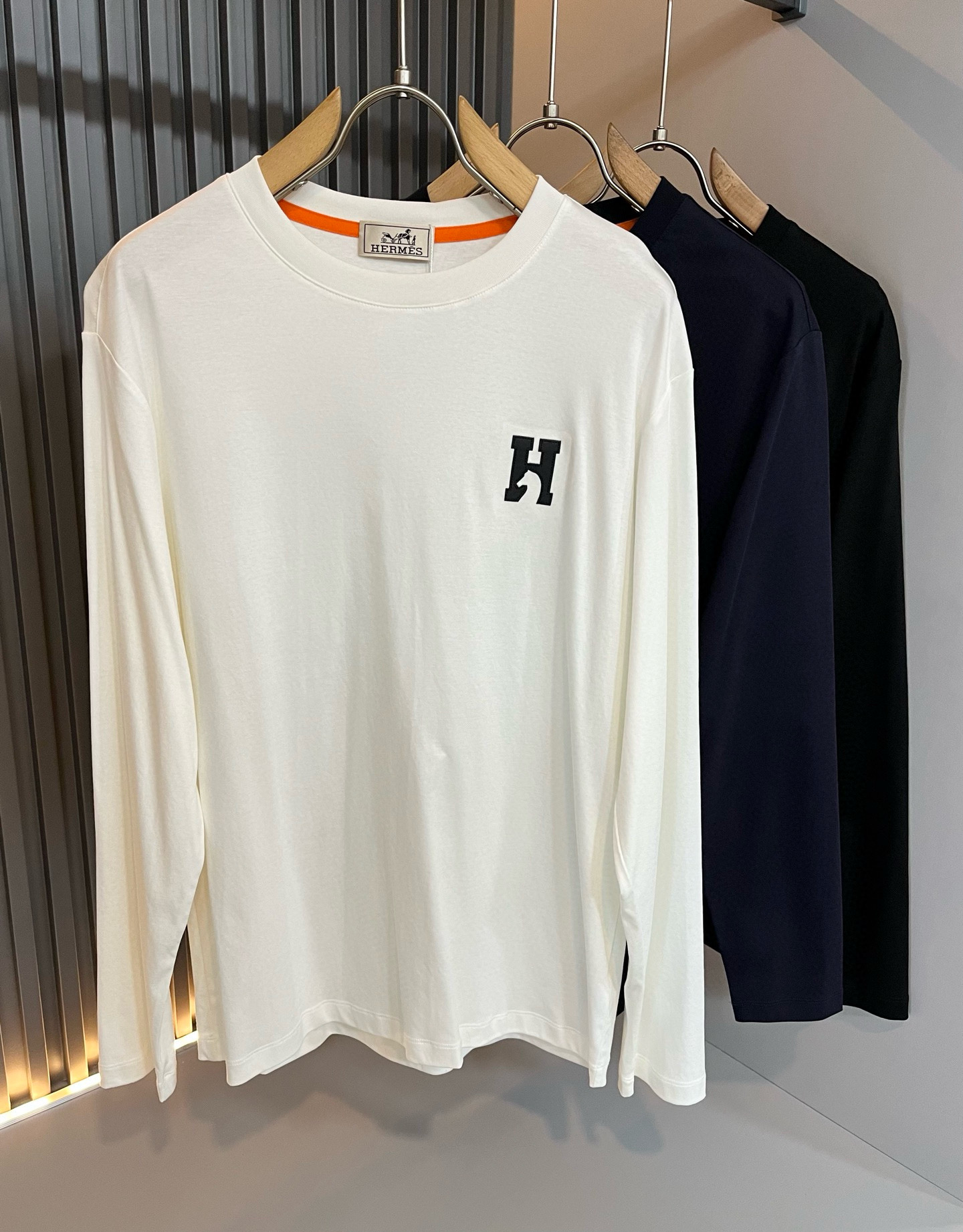 NO:600598,Her*mes 2025 autumn and winter new men's long-sleeved base T-shirt, a newly upgraded and versatile basic style, low-key luxury, and a choice of quality!  Select high-quality selected pure cotton fabrics!  It is made to enjoy a relaxed and comfortable wearing experience, with super vertical performance. It has a strong artistic sense and an iconic logo embroidered leather craft design. The craftsmanship is meticulous and highly recognizable, showing a new brand micro-label culture!  Classic and perfect design, precise cutting. Simple and elegant style, but also able to show fashionable charm in daily leisure life. Sizes M-3XL, tees, t-shirt, alexander wang19860909Her*mes爱*仕2025秋冬新款男士长袖打底T恤,全新升级百搭基础款,低调奢华,品格之选！甄选优质精选纯棉面料！打造而成,享受轻松自在的穿着体验,有着超强的垂直性能 艺术感极强标志性logo刺绣皮革工艺设计,工艺细致,辨识度极高,展现全新品牌微标文化！经典完美版型设计,在裁剪上精准到位.简约大气风格,又能在日常休闲生活中展现时尚魅力.尺码M-3XL,,tees，t-shirt,alexander wang,Men's clothing