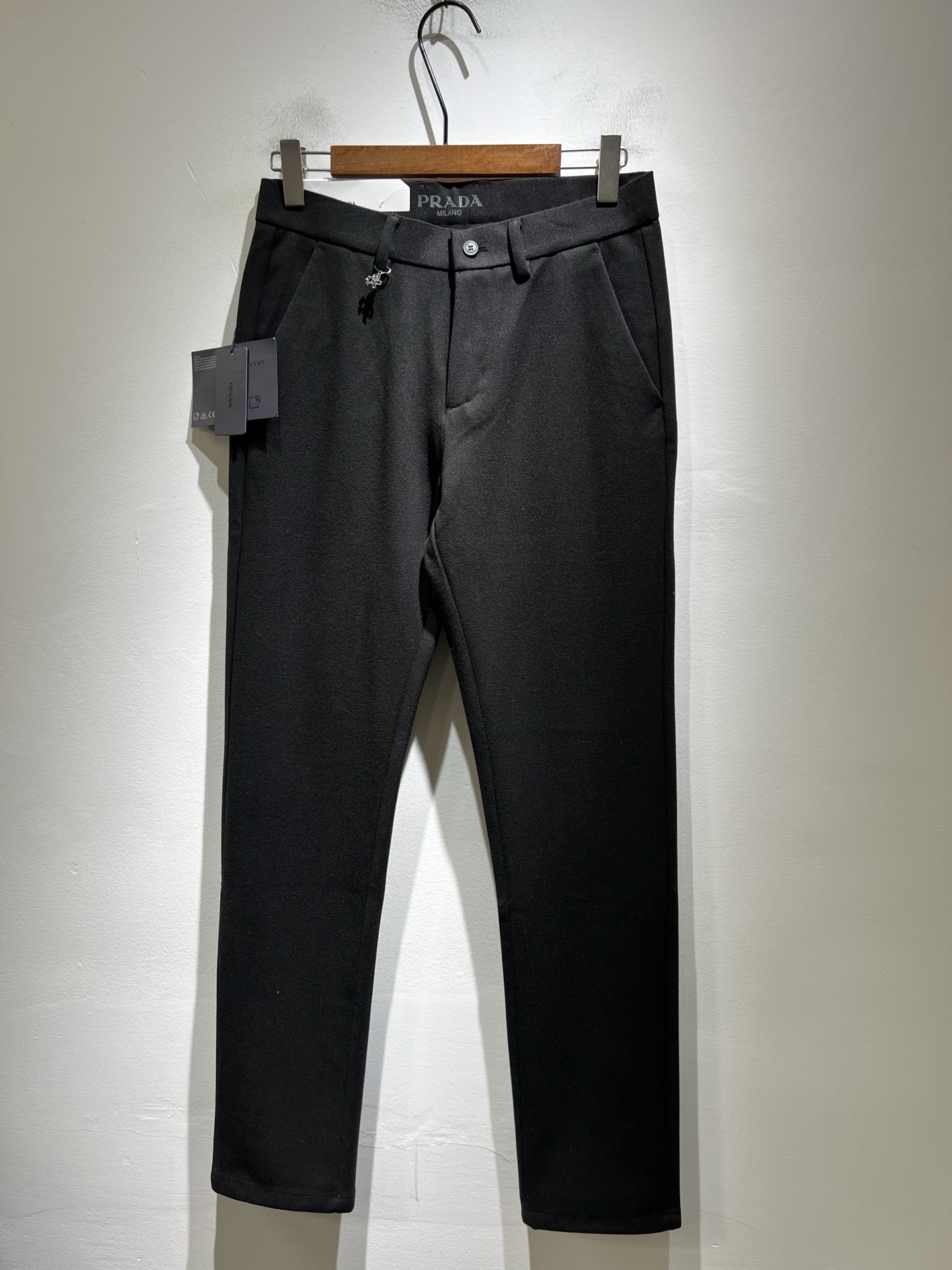 NO:612680,PRA*DA 2025 autumn and winter new cashmere trousers, men's classic business casual basic trousers and trousers!  Trading company channels are rare, leading official website sales!  A pair of trousers with both design value and practical wearability. Taking into account the fashion sense at the same time, it is definitely the best item of the P family this year!  Customized original cashmere fabric!  Getting the real thing will definitely make you want to repurchase infinitely!  The basic style of suit pants, with just the right cutting technology, is very tolerant to the body shape, can well modify the shape of the legs, visually makes the legs longer and straighter, and adds a lot of points to your appearance and aura!  Customized YKK metal zippers, customized original logo hardware and accessories for decoration!  The iconic classic logo hardware badge patch on the back is self-evident in its recognition and luxury, and it is low-key without losing the sense of identity!  The autumn and winter trousers are a versatile and basic classic that can be easily used for both business and leisure. There is no reason not to buy them!  Size 30-40 37 39,,prada,business suit,alexander wang19860909PRA*DA 普*达 2025秋冬新款羊绒西裤,男士经典商务休闲基础长裤西裤！贸易公司渠道稀出,领先官网发售！设计值与实穿性均在线的一款裤装,兼顾时尚感的同时,绝对算得上是今年P家最佳单品无疑！定制原版羊绒面料！实物到手绝对会让你有无限回购的渴望！基础的西装裤版型,恰到好处的裁剪工艺,对于身材包容性极好,能够很好的修饰腿型,在视觉上显腿长显腿直,为你的颜值与气场加分不少！客供定制YKK金属拉链,定制原版logo五金辅料修饰！后幅标志性经典标五金徽章贴饰,其辨识度与奢华感不言而喻,低调中不失身份感！的秋冬神裤,百搭基础的经典,商务休闲皆可轻松应对,根本找不到不入手的理由！尺码30-40 37 39,,prada,business suit,alexander wang,Men's clothing