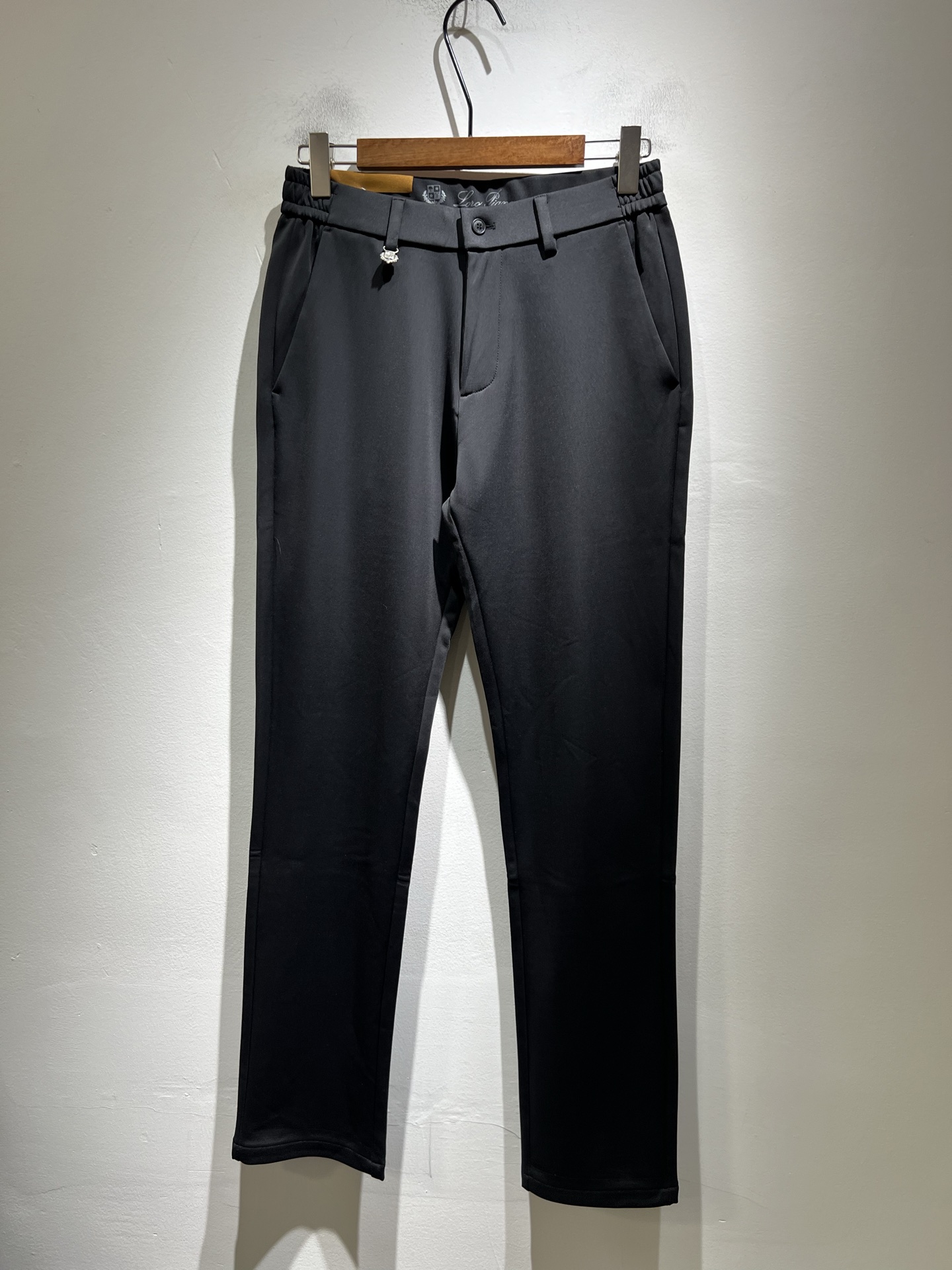 NO:612675,Loro Piana 2025 autumn and winter new men's casual pants, the latest trade order, full product picture!  !  Internet celebrity model!  Leather logo design on the back panel!  The upper body is comfortable and breathable, not stiff, and the overall body has a rich three-dimensional feel. It is a quality export order. Customized and exclusive elastic spandex fabric tailoring meets the simple needs of commuters for dressing. The upper body effect is very good, slimming, and not picky about the figure. The fabric workmanship... is impeccable. Only good craftsmanship and good fabrics can make you wear a good taste. It is a must-have item for everyone!  Size 30-40,,loro piana,alexander wang19860909Loro Piana诺悠翩雅 2025秋冬新品男士休闲裤,最新的贸易订单全品相！！网红款！后幅皮革logo设计！上身舒适透气,不僵硬,整体有着丰富的立体感,品质出口订单,定制专属弹力氨纶面料剪裁,满足通勤人们对于着装的简约需求,上身效果很好,显瘦,不挑剔身材.面料做工....无可挑剔,好工艺好面料才能穿出好品味一款,人手必备单品！尺码30-40,,loro piana,alexander wang,Men's clothing