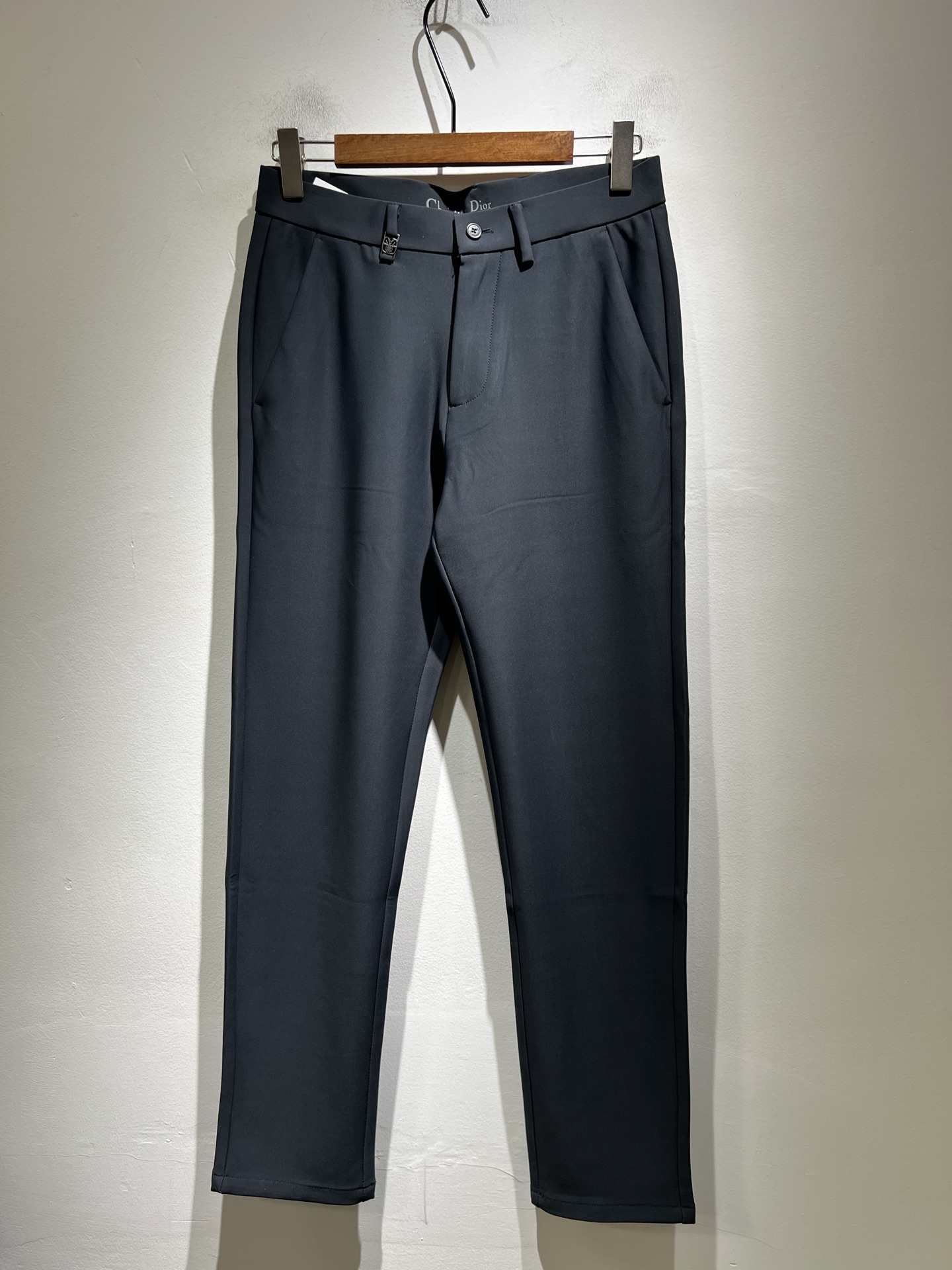 NO:612670,Dio*r Dijia 2025 autumn and winter new men's casual trousers, men's classic, fashionable and versatile casual trousers! Trading company channels are rare, leading official website sales! An indispensable and versatile item in the wardrobe, it is convenient and comfortable to wear and very easy to match with fashionable styles! This casual blazer The pants are made of carefully selected high-quality 95% pure cotton and 5% spandex blended materials supplied by customers. They have excellent comfort and breathability. They feel skin-friendly and comfortable to wear. You will know how high-grade the fabric is when you get the actual product. It can definitely be called an excellent product with unlimited repurchase! The hardware logo on the back pocket is the most recognizable classic element of Dior. The placket is customized with YKK metal zippers. The meticulous and smooth routing inside the trousers body is more exquisite in details. It perfectly demonstrates the excellent craftsmanship and is enough to make the quality control personnel close their eyes and take it away! The basic straight-cut version has no restrictions on the body shape. The invincible versatile colors can easily challenge any top, perfect for both business and casual styles! Sizes 30-40 37 39,,dior,dior,dior,alexander wang19860909Dio*r迪家 2025秋冬新款男士休闲裤,男士经典时尚百搭休闲西裤!贸易公司渠道稀出,领先官网发售!衣橱里不可或缺的百搭臻品,穿着便捷舒适又非常极易搭配时尚造型!此款休闲西裤用心甄选客供优质95纯棉,5氨纶混纺材质而成,舒适性与透气性兼优,着穿触感亲肤舒适,面料的质感有多高级,实物到手你立刻便知,绝对可以称为无限回购的绝佳臻品！后袋五金logo标识,都是迪奥家最具辦识度的经典元素,门襟客供定制YKK金属拉链,裤身内里缜密平顺的走线,细节方面更为考究,极好的彰显了出色工艺,足以让品控们闭眼收走!基础常规的直筒版型裁剪,对于体型没有限制可言,无敌的百搭配色,轻松挑战任何上装,完美兼具商务与休闲风格穿搭!尺码30-40 37 39,,dior,dior,dior,alexander wang,Men's clothing