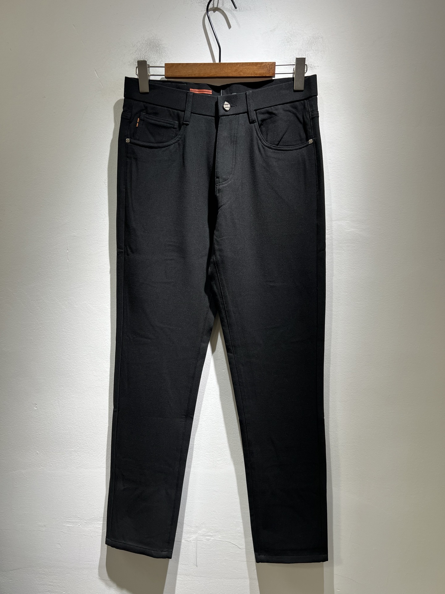 NO:612664,Zegna's new 2025 autumn and winter men's casual pants, the final channel product has appeared!  !  Simultaneous sales at the counter!  It is no exaggeration to say that these trousers are products from the original OEM channel, not bragging about the original OEM. They are completely products from the domestic garment OEM officially authorized by Ermenegildo Zegna!  Therefore, the quantity and size ratio are extremely scarce, so you will earn money if you grab it!  The best pantsuits ever officially unveiled!  !  !  !  !  !  Zegna products have always been one of the must-have accessories for successful business people!  The brand's high-end style and powerful aura are not easily surpassed by everyone. No matter which season the style is, it is the standard of temperament!  However, the fabric pattern is between business casual and daily wear, and the waist is decorated with a logo waistband!  Only Ermenegildo Zegna, which specializes in men's business and casual wear, can design a pair of trousers that is so suitable for the general public!  Whether you are wearing it for casual occasions or business occasions, this style can be matched just right. If you want to wear it, you must wear it well and be able to wear it with your own taste!  Pants that give yourself unlimited bonus points!  Size 29-40,,zegna,alexander wang19860909Zegna 杰尼亚 2025秋冬新款男士休闲裤,压轴的渠道货出现了！！柜台同步销售！ 毫不夸张的说,此款裤装是原厂代工渠道的货,并不是吹牛的原厂代工,完全是由杰尼亚官方授权的国内成衣代工厂出来的产品！所以数量跟尺码配比都极度紧缺,抢到就是赚到！最好的裤装正式揭幕！！！！！！Zegna的东西,从来都是成功商务人士的专属必备行头之一！品牌高级的格调以及自带强大的气场并不是所有人都能轻易凌驾的.无论哪季的款式都是都是气质标配！但是面料版型又介乎于商务休闲跟日常穿着之间,腰身设计logo腰牌修饰！能将一款裤装设计到如此贴合大众穿着,也就只有专注于男装商务休闲的杰尼亚了！不论您是休闲场合穿搭,或者商务场合此款都能搭配的恰到好处要穿,就必须穿好的,能穿出属于自己品味的！给自己无限加分的裤子！尺码29-40,,zegna,alexander wang,Men's clothing