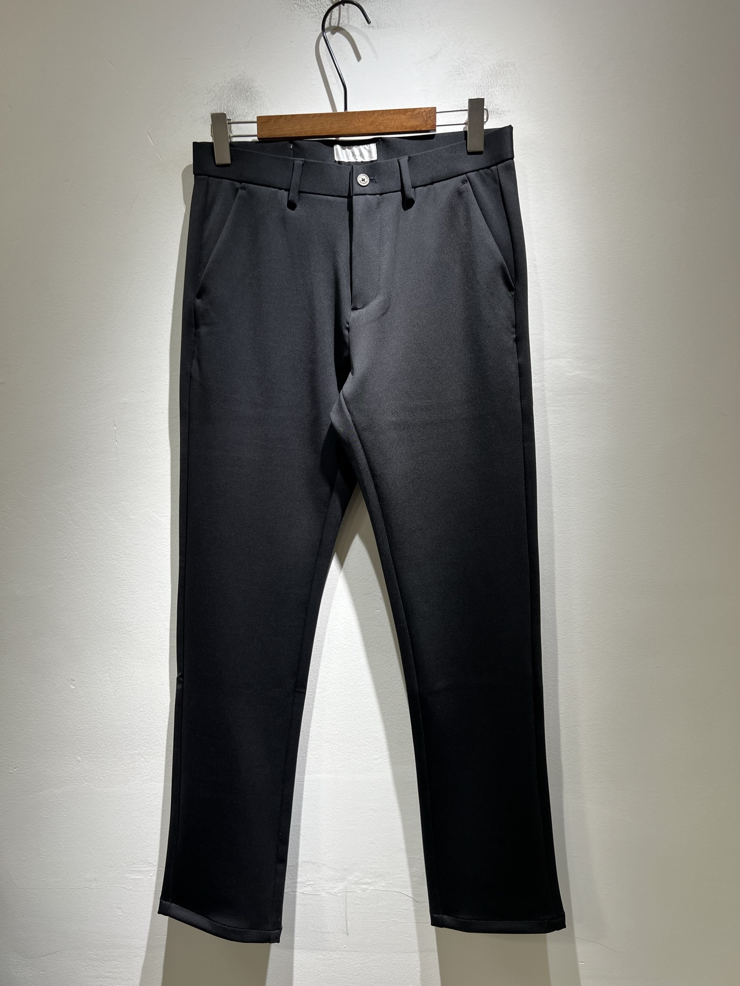 NO:614777,Dio*r Dijia 2025 autumn and winter new men's casual trousers, men's classic, fashionable and versatile casual trousers! Trading company channels are rare, leading official website sales! An indispensable and versatile item in the wardrobe, it is convenient and comfortable to wear and very easy to match with fashionable styles! This casual blazer The pants are made of carefully selected high-quality 95% pure cotton and 5% spandex blended materials supplied by customers. They have excellent comfort and breathability. They feel skin-friendly and comfortable to wear. You will know how high-grade the fabric is when you get the actual product. It can definitely be called an excellent product with unlimited repurchase! The hardware logo on the back pocket is the most recognizable classic element of Dior. The placket is customized with YKK metal zippers. The meticulous and smooth routing inside the trousers body is more exquisite in details. It perfectly demonstrates the excellent craftsmanship and is enough to make the quality control personnel close their eyes and take it away! The basic straight-cut version has no restrictions on the body shape. The invincible versatile colors can easily challenge any top, perfect for both business and casual styles! Sizes 30-40 37 39,,dior,dior,dior,alexander wang19860909Dio*r迪家 2025秋冬新款男士休闲裤,男士经典时尚百搭休闲西裤!贸易公司渠道稀出,领先官网发售!衣橱里不可或缺的百搭臻品,穿着便捷舒适又非常极易搭配时尚造型!此款休闲西裤用心甄选客供优质95纯棉,5氨纶混纺材质而成,舒适性与透气性兼优,着穿触感亲肤舒适,面料的质感有多高级,实物到手你立刻便知,绝对可以称为无限回购的绝佳臻品！后袋五金logo标识,都是迪奥家最具辦识度的经典元素,门襟客供定制YKK金属拉链,裤身内里缜密平顺的走线,细节方面更为考究,极好的彰显了出色工艺,足以让品控们闭眼收走!基础常规的直筒版型裁剪,对于体型没有限制可言,无敌的百搭配色,轻松挑战任何上装,完美兼具商务与休闲风格穿搭!尺码30-40 37 39,,dior,dior,dior,alexander wang,Men's clothing