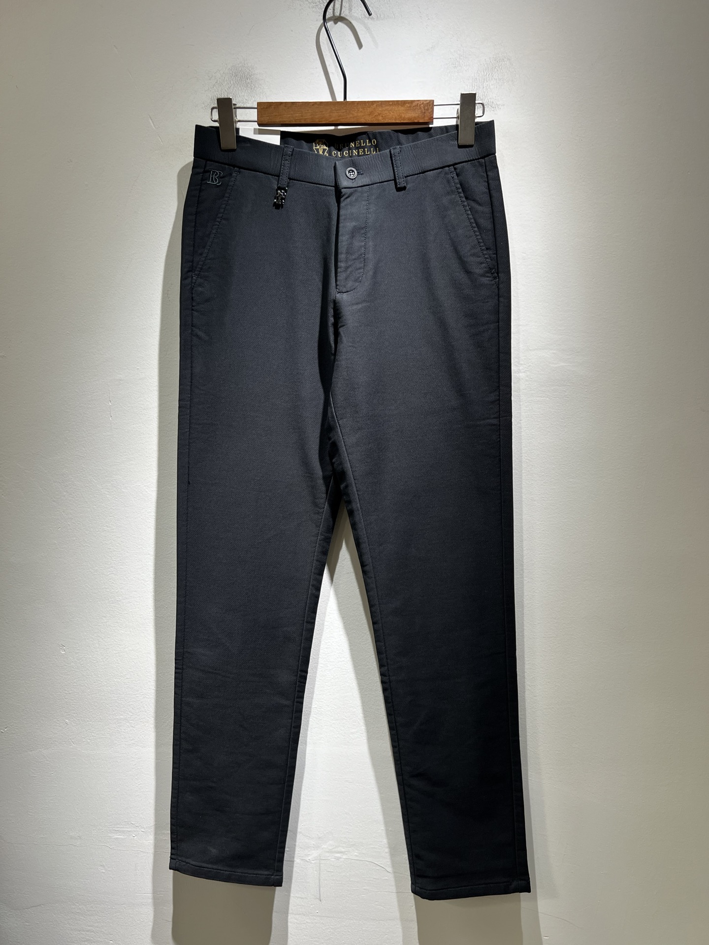 NO:614772,BC-Brunello Cucineli 2025 autumn and winter new men's fashion high-end casual trousers, Hong Kong channel goods, original Japanese factory production, pure blood quality, perfectly inherits the essence and genes of the LOE* family, from the main fabric to the detailed craftsmanship, all demonstrate the quality of the ingenuity, use multiple brand elements to interpret, select precious materials to construct the hardware logo design!  A soulful expression of identity!  We provide customers with high-grade imported pure cotton fabrics, very high-end and fashionable detailed craftsmanship, and the red ear cloth is made by a specific antique loom. This element represents the identity and rank of the jeans, which is worth savoring!  It is invincible in terms of matching, interpreting the versatility in place, paying attention to the details, all the accessories are supplied by foreign merchants, the tailoring is fit and slim, and the upper body butt lifting effect is excellent. It is a styling item that can only be found but not sought after!  Size 30-40,,brunello cucinelli,loewe,jeans,alexander wang19860909BC-Brunello Cucineli 2025秋冬新品男士时装款高端休闲西裤,香港洋行渠道货,日本原厂出品,纯血统品质,完美延续了LOE*家的精髓与基因,从主体面料到细节工艺,无不彰显出品质的匠心所在,运用多个品牌元素标识来诠释,选取矜贵的材质构建五金logo设计！属于灵魂式的身份彰显！客供高级进口纯棉面料,非常高级且时髦的细节工艺,赤耳布是由特定古董织布机完成,此元素代表着牛仔裤的身份及段位,非常值得细品悦人！在搭配上所向无敌,把百搭阐释到位,细节匠心考究,辅料皆为外商客供,剪裁合体修身,上身提臀效果绝佳,可遇而不可求的造型单品！尺码30-40,,brunello cucinelli,loewe,jeans,alexander wang,Men's clothing