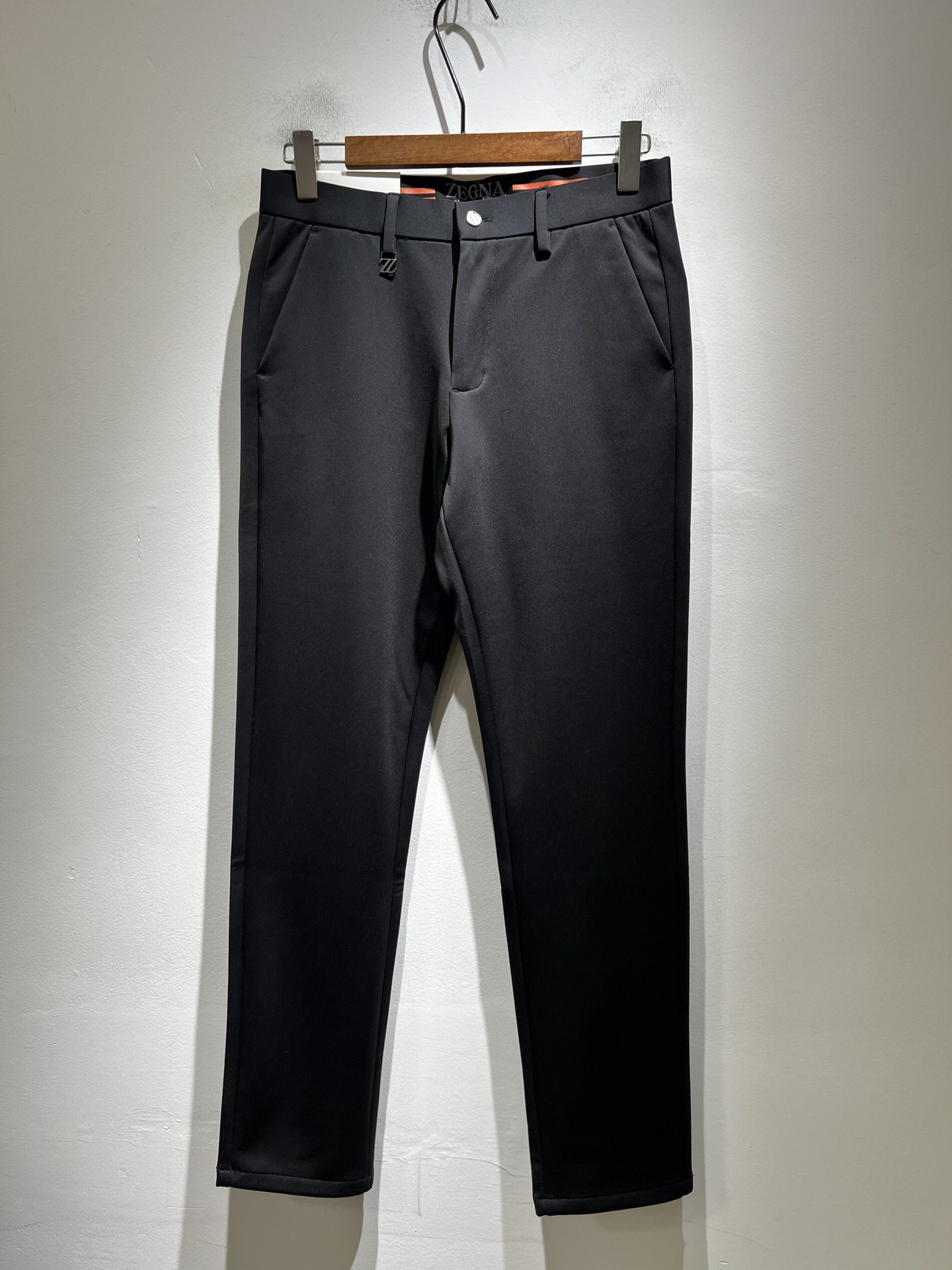 NO:614766,Ermenegildo Zeg*a 2025 new autumn and winter men's casual trousers, the final channel product has appeared!  !  Simultaneous sales at the counter!  It is no exaggeration to say that these trousers are products from the original OEM channel, not bragging about the original OEM. They are completely products from the domestic garment OEM officially authorized by Ermenegildo Zegna!  Therefore, the quantity and size ratio are extremely scarce, so you will earn money if you grab it!  The best pants for fall and winter are officially revealed!  !  !  !  !  !  Zegna products have always been one of the must-have accessories for successful business people!  The brand's high-end style and powerful aura are not easily surpassed by everyone. No matter which season the style is, it is the standard of temperament!  However, the fabric style is between business casual and daily wear. Customized original hardware and logo accessories!  Only Ermenegildo Zegna, which specializes in men's business and casual wear, can design a pair of trousers that is so suitable for the general public!  Whether you are wearing it for casual occasions or business occasions, this style can be matched just right. If you want to wear it, you must wear it well and be able to wear it with your own taste!  Pants that give yourself unlimited bonus points!  Size 30-4037 39,,zegna,alexander wang19860909Ermenegildo Zeg*a杰*亚 2025秋冬新款男士休闲西裤,压轴的渠道货出现了！！柜台同步销售！ 毫不夸张的说,此款裤装是原厂代工渠道的货,并不是吹牛的原厂代工,完全是由杰尼亚官方授权的国内成衣代工厂出来的产品！所以数量跟尺码配比都极度紧缺,抢到就是赚到！秋冬最好的裤装正式揭幕！！！！！！Zegna的东西,从来都是成功商务人士的专属必备行头之一！品牌高级的格调以及自带强大的气场并不是所有人都能轻易凌驾的.无论哪季的款式都是都是气质标配！但是面料版型又介乎于商务休闲跟日常穿着之间,定制原版五金logo辅料配件！能将一款裤装设计到如此贴合大众穿着,也就只有专注于男装商务休闲的杰尼亚了！不论您是休闲场合穿搭,或者商务场合此款都能搭配的恰到好处要穿,就必须穿好的,能穿出属于自己品味的！给自己无限加分的裤子！尺码30-4037 39,,zegna,alexander wang,Men's clothing