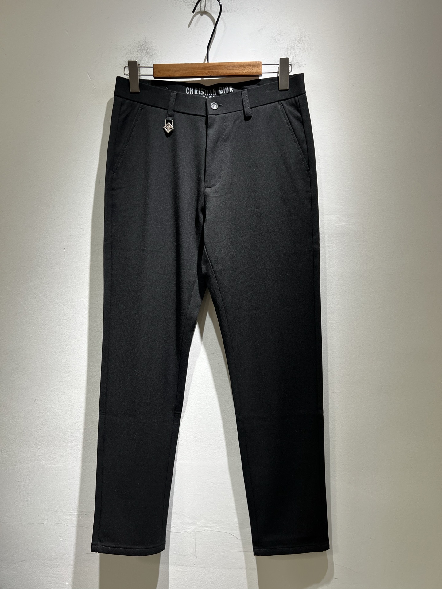 NO:614761,Dio*r Dijia 2025 autumn and winter new men's casual trousers, men's classic, fashionable and versatile casual trousers! Trading company channels are rare, leading official website sales! An indispensable and versatile item in the wardrobe, it is convenient and comfortable to wear and very easy to match with fashionable styles! This casual blazer The pants are made of carefully selected high-quality 95% pure cotton and 5% spandex blended materials supplied by customers. They have excellent comfort and breathability. They feel skin-friendly and comfortable to wear. You will know how high-grade the fabric is when you get the actual product. It can definitely be called an excellent product with unlimited repurchase! The hardware logo on the back pocket is the most recognizable classic element of Dior. The placket is customized with YKK metal zippers. The meticulous and smooth routing inside the trousers body is more exquisite in details. It perfectly demonstrates the excellent craftsmanship and is enough to make the quality control personnel close their eyes and take it away! The basic straight-cut version has no restrictions on the body shape. The invincible versatile colors can easily challenge any top, perfect for both business and casual styles! Sizes 30-40 37 39,,dior,dior,dior,alexander wang19860909Dio*r迪家 2025秋冬新款男士休闲裤,男士经典时尚百搭休闲西裤!贸易公司渠道稀出,领先官网发售!衣橱里不可或缺的百搭臻品,穿着便捷舒适又非常极易搭配时尚造型!此款休闲西裤用心甄选客供优质95纯棉,5氨纶混纺材质而成,舒适性与透气性兼优,着穿触感亲肤舒适,面料的质感有多高级,实物到手你立刻便知,绝对可以称为无限回购的绝佳臻品！后袋五金logo标识,都是迪奥家最具辦识度的经典元素,门襟客供定制YKK金属拉链,裤身内里缜密平顺的走线,细节方面更为考究,极好的彰显了出色工艺,足以让品控们闭眼收走!基础常规的直筒版型裁剪,对于体型没有限制可言,无敌的百搭配色,轻松挑战任何上装,完美兼具商务与休闲风格穿搭!尺码30-40 37 39,,dior,dior,dior,alexander wang,Men's clothing