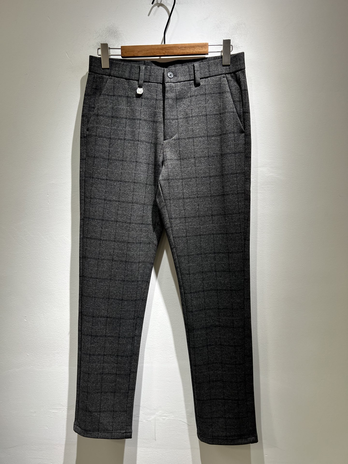 NO:612685,BURBER*Y 2025 autumn and winter men's casual cashmere trousers, men's classic basic small straight trousers, simple solid color and versatile style with hardware logo accessories  It is clearly iconic, a wardrobe must-have, and is available at counters. All products are ready for foreign trade orders. It has a strong British style. It has long been synonymous with luxury, quality, innovation and timeless classics. Its windbreaker is world-renowned as a brand logo. It has a traditional British design style, unique fabrics, generous and elegant. The drastic transformation design forms a continuous totem print, and the simple font replaces the classic knight logo, completely subverting the original style.  Counter model catwalk series, very fashionable, a simple fashionable and versatile casual style, both super stylish, it is the dark horse that makes people shine this season, and it is also the most appropriate color, size 30-40 37 39, burberry, alexander wang19860909BURBER*Y巴*莉 2025秋冬男士休闲羊绒西裤,男士经典基础款小直筒裤 简洁纯色百搭款五金logo辅料配合 标志性明显,衣橱必备,专柜在售,全品相外贸订单.是具有浓厚英伦风格.长久以来成为奢华、品质、创新以及永恒经典的代名词,旗下的风衣作为品牌标识享誉全球.带有一股英国传统的设计风格,独特的布料、大方优雅为主.大刀阔斧的转型设计,组成连续图腾印花,简约的字体取代了经典的骑士标志,彻头彻尾地颠覆了原始风格. 专柜模特走秀系列,非常时尚一款简单时尚百搭休闲款,都超级有型,更是本季让人眼前一亮的黑马,也是最应景的色彩,尺码30-40 37 39,,burberry,alexander wang,Men's clothing